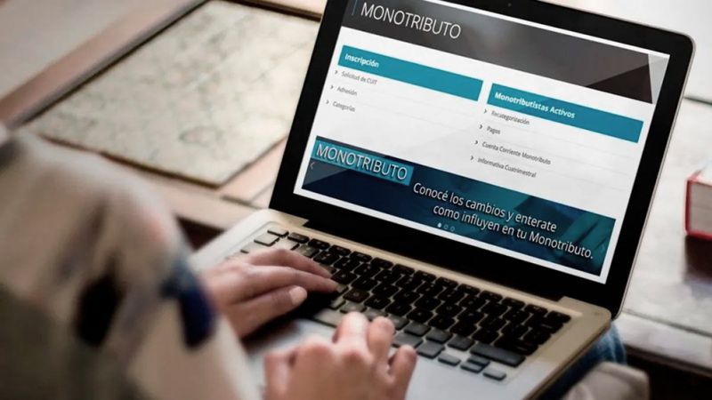 Analizan eliminar el Monotributo y bajar el piso de Ganancias