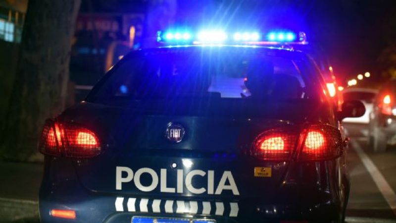 Entraron por una ventana y robaron un TV, una Play y una mochila con útiles
