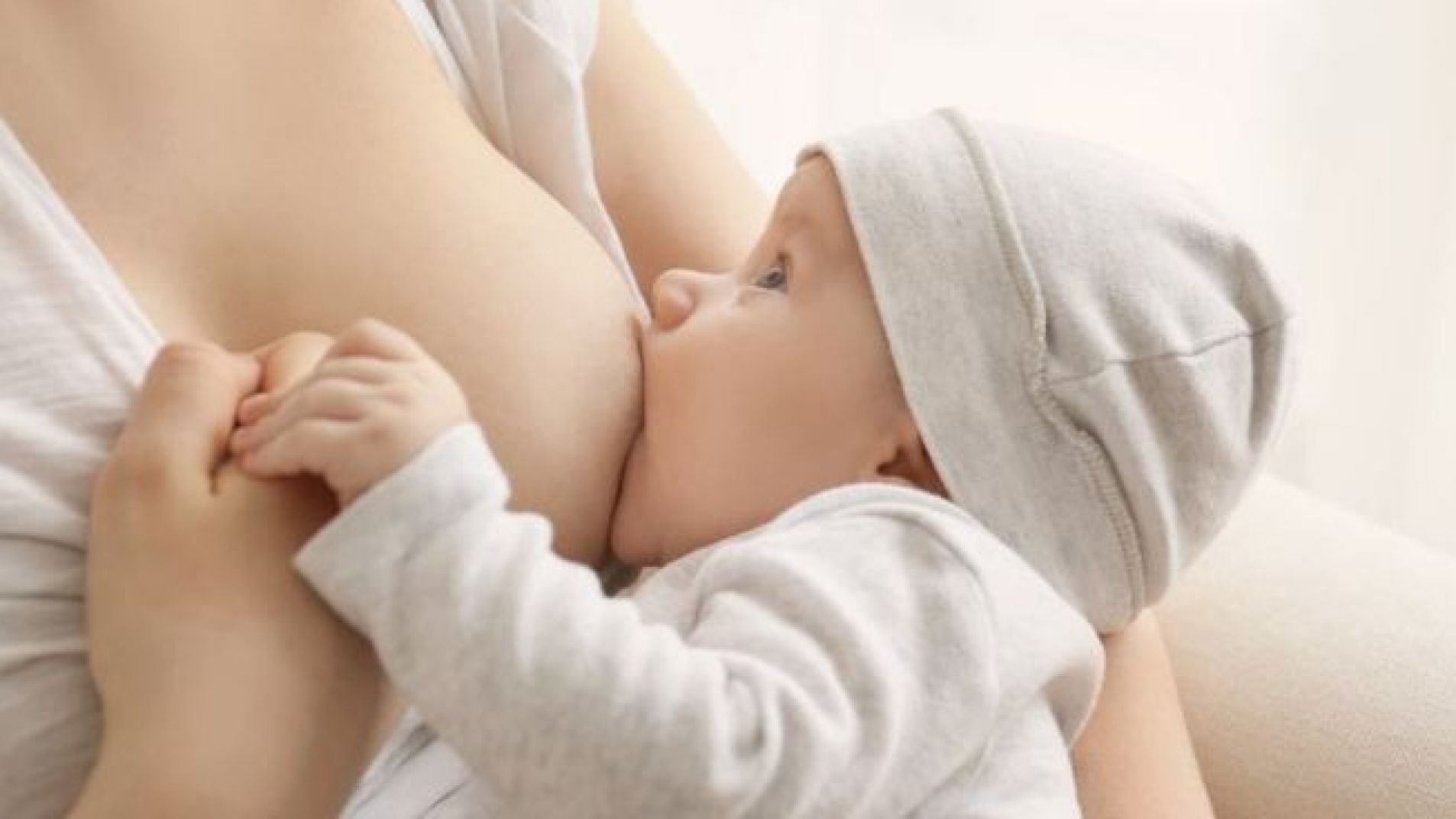 La lactancia materna brinda una serie de beneficios al bebé y a la mamá.
