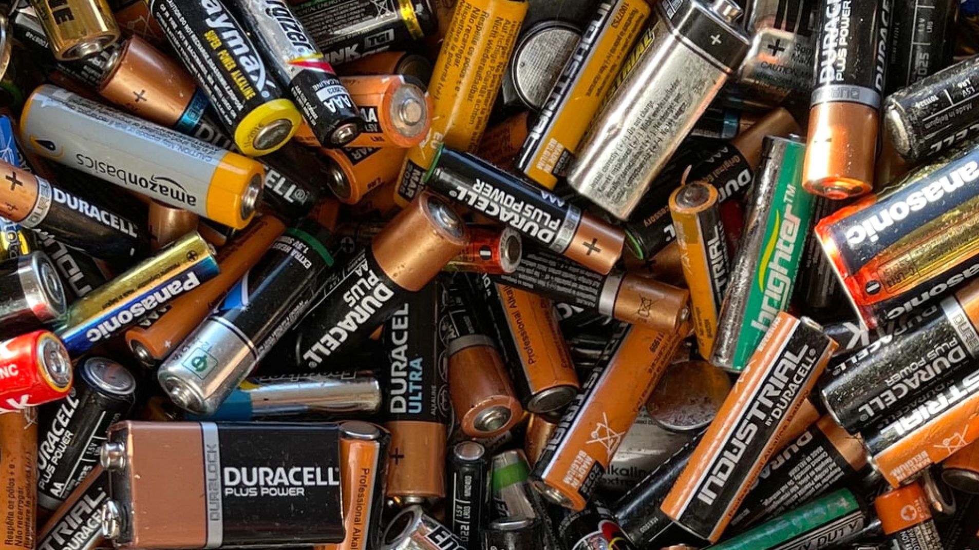 Hay que asegurarse que las pilas usadas estén en buen estado y que no estén perdiendo los químicos internos.