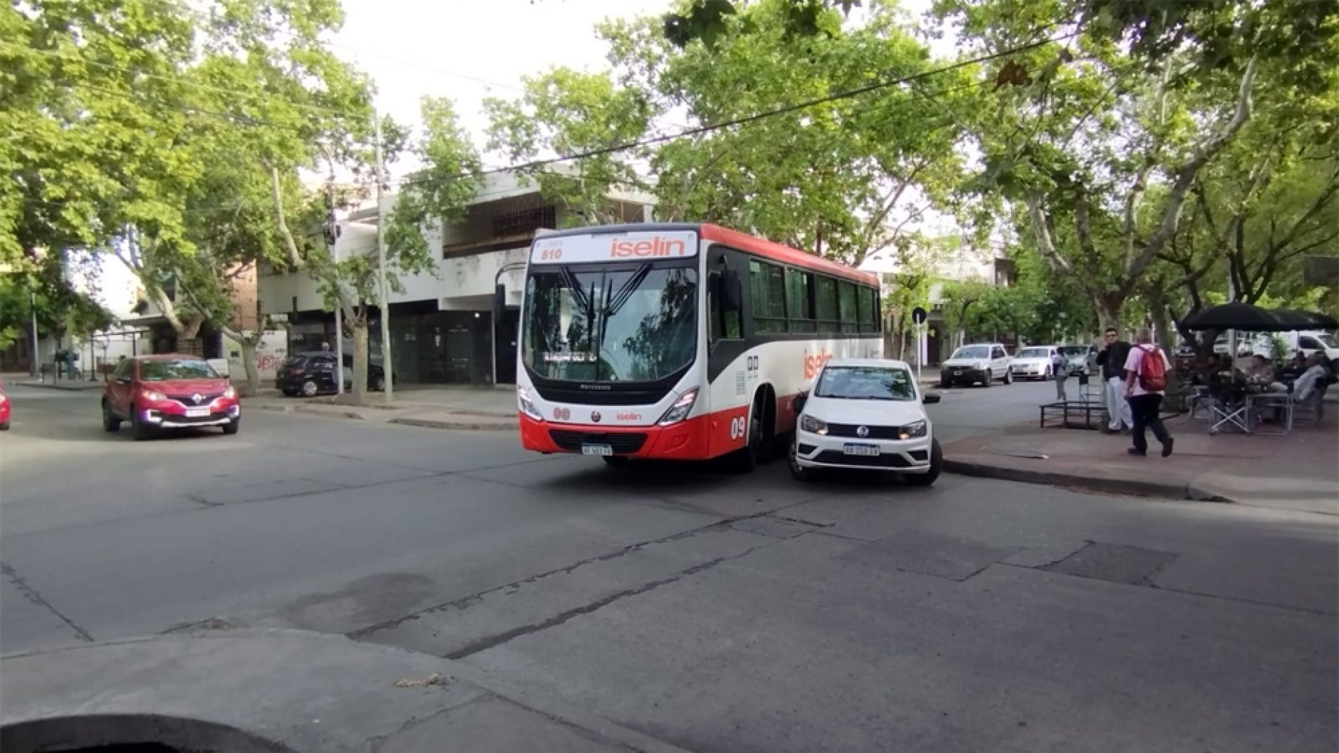 Siniestro vial: un colectivo colisionó a una camioneta