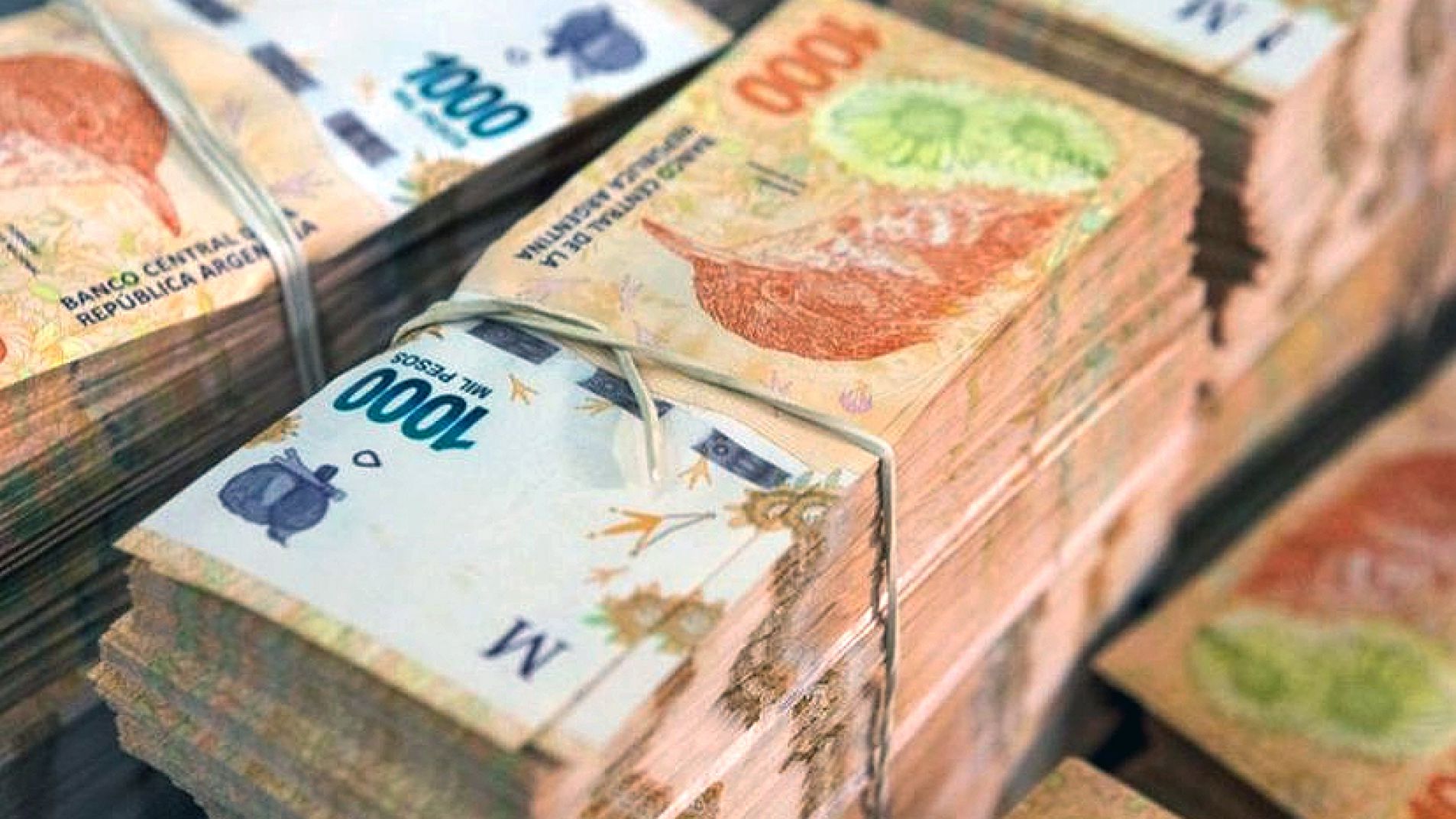 Robaron casi medio millón de pesos en camioneta estacionada en el centro