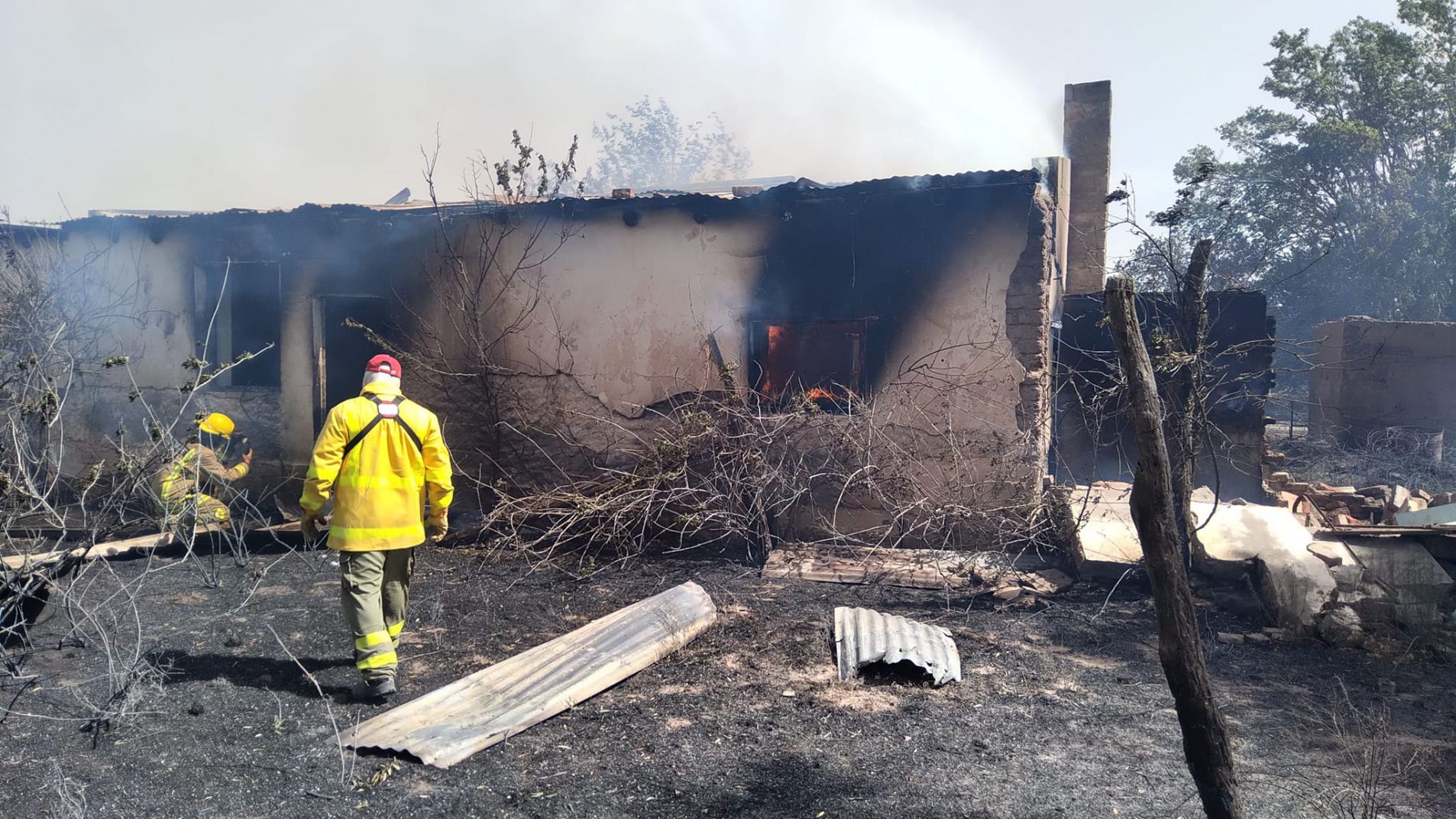 El fuego destruyó una casa deshabitada ubicada en la propiedad afectada.