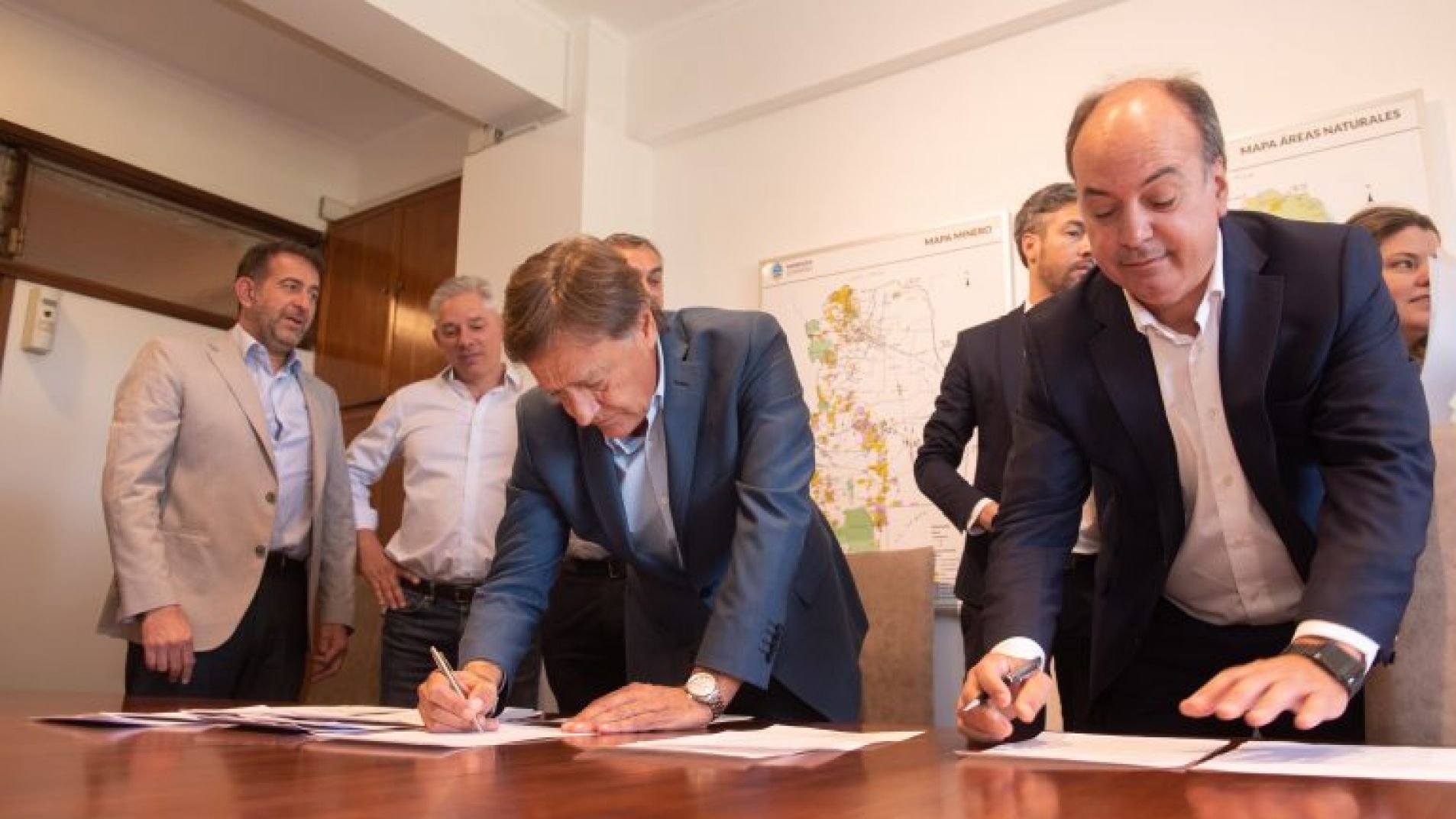 El gobernador Rodolfo Suarez y Nicolás Mallo Huergo, representante de Minera Aguilar SA, firmaron el contrato en Casa de Gobierno.