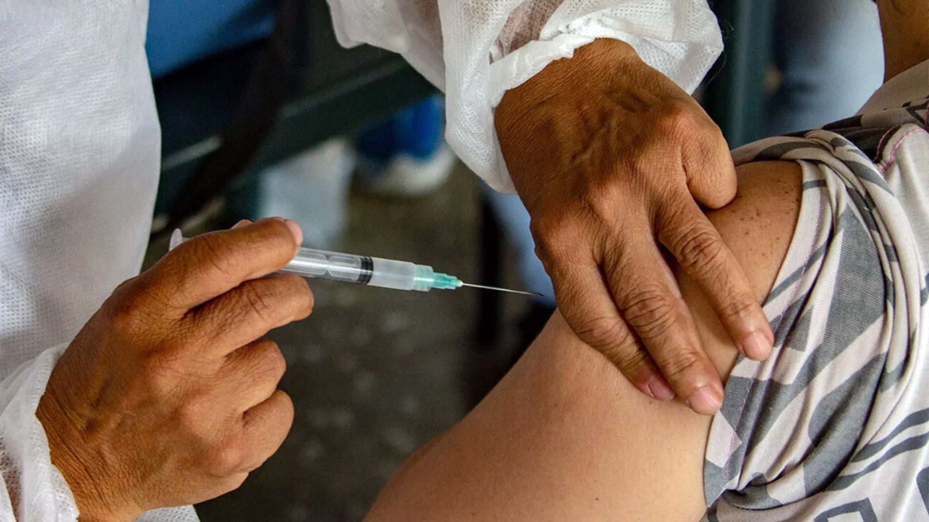 Recomiendan vacunarse periódicamente: "El Covid sigue existiendo"