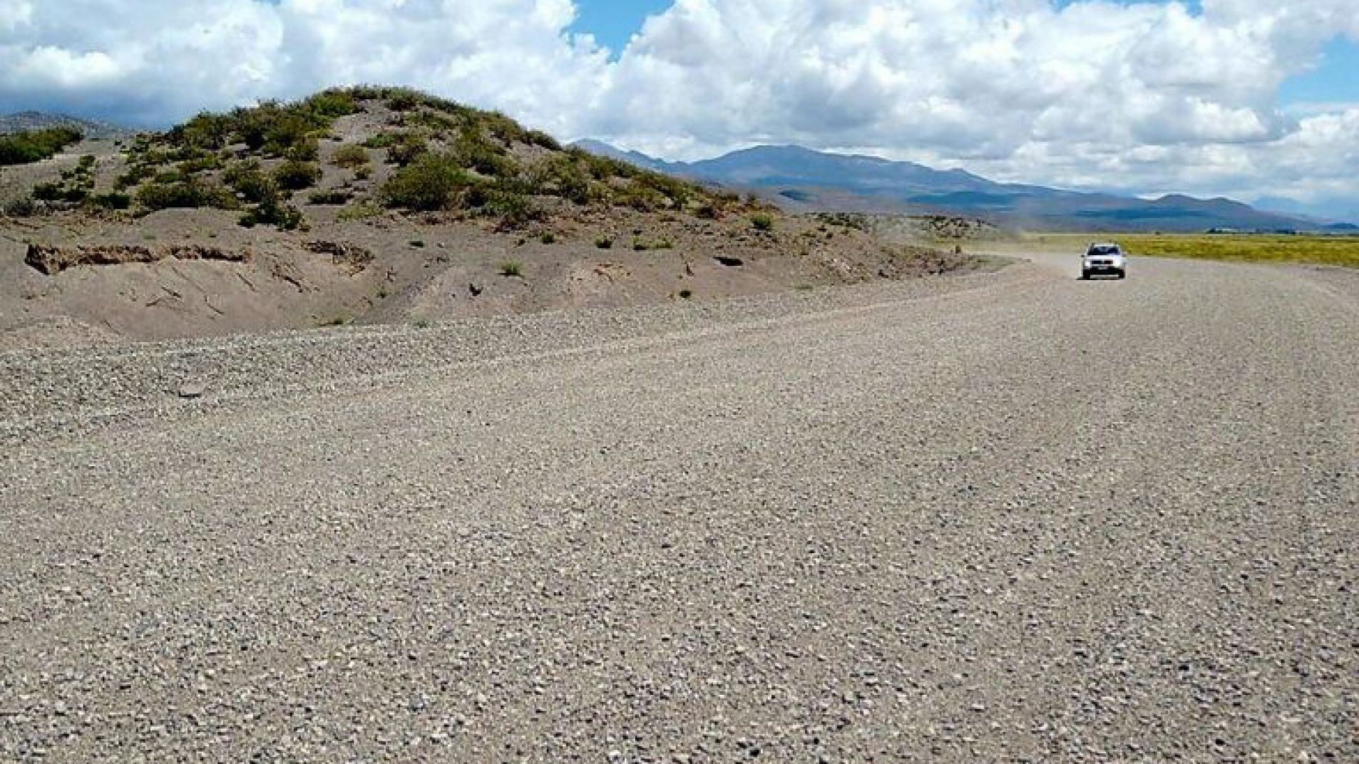 Esta parte de la ruta cercana a Ranquil Norte está medianamente bien pero hay otros sectores intransitables (foto archivo).