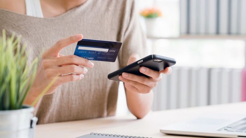 Alertan sobre riesgos en el uso de tarjetas y préstamos digitales