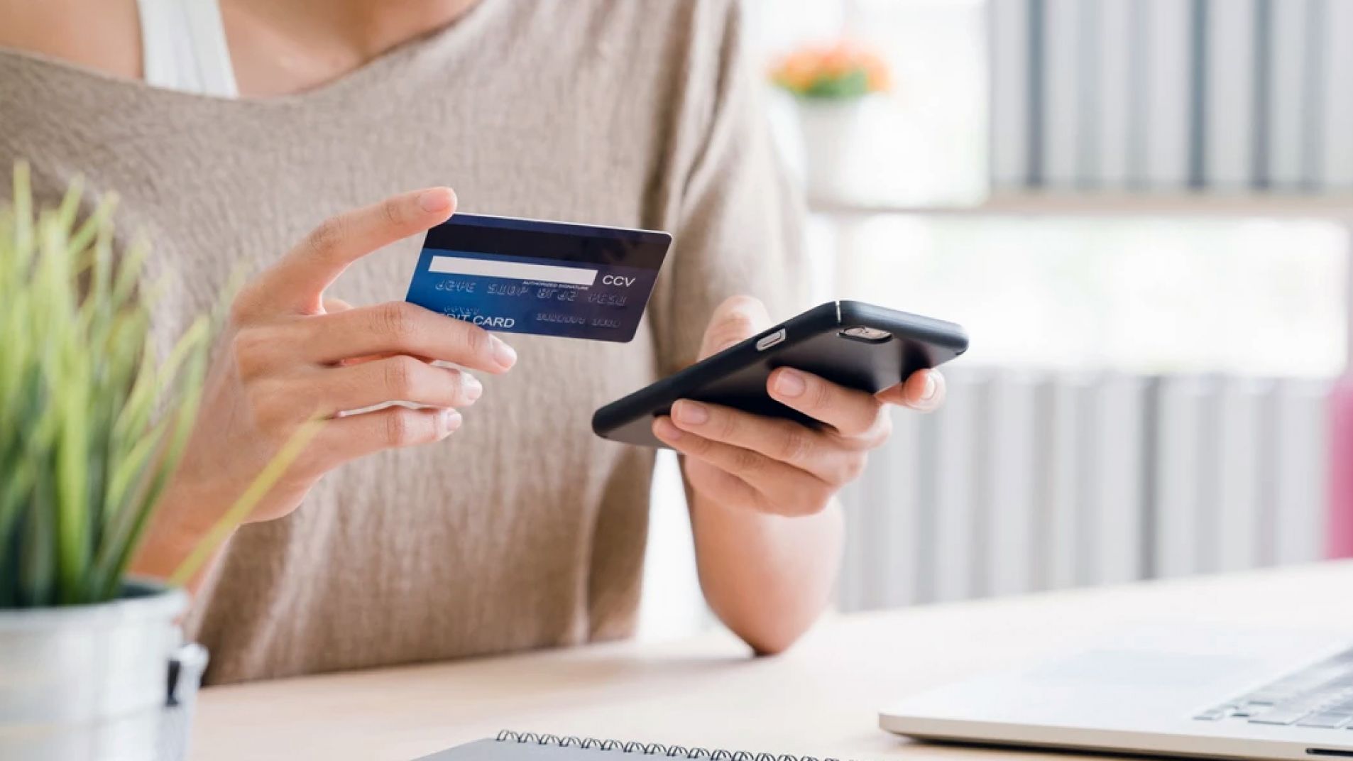 Alertan sobre riesgos en el uso de tarjetas y préstamos digitales