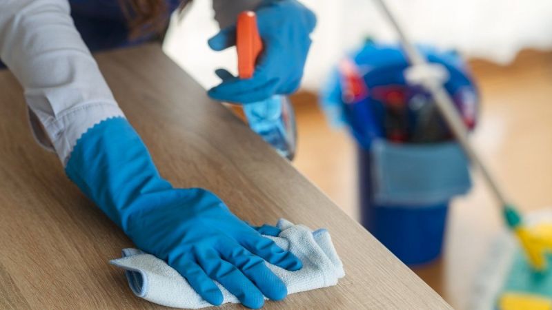 Empleadas domésticas: cuánto cuesta la hora de limpieza en mayo