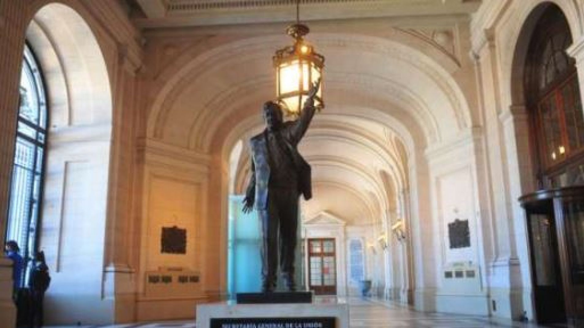 La estatua de Néstor Kirchner ya no está en el CCK: "Se la llevó Cristina"