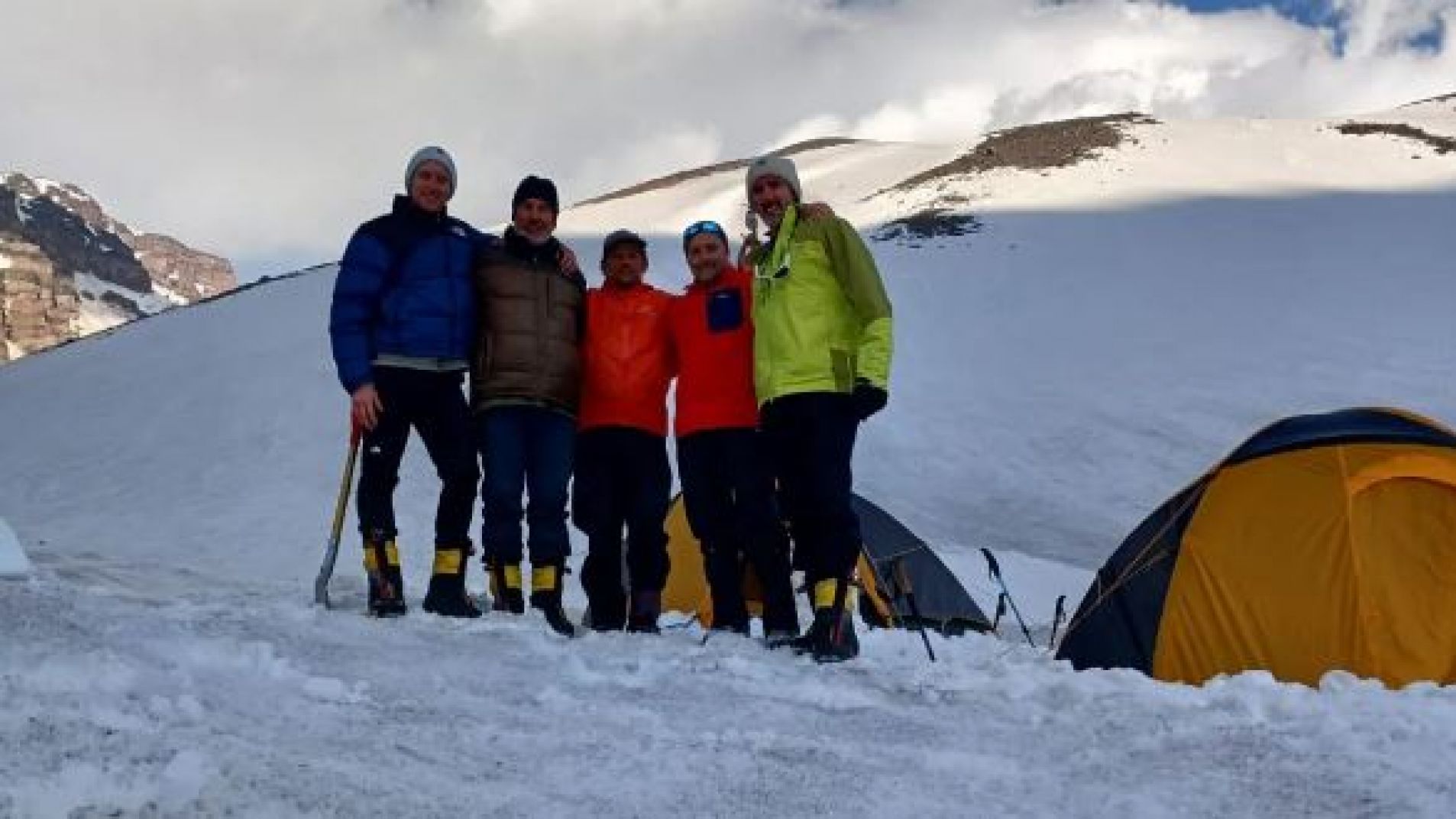 En el medio Ignacio Lucero y a su izquierda los pampeanos Raúl Espir y Sergio Berardo. A su derecha los dos andinistas chilenos que se bajaron de la expedición.