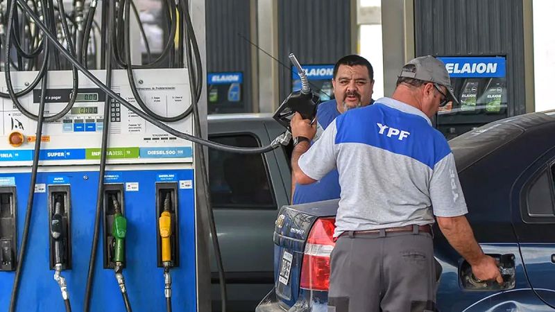 Aplicarán una suba parcial de los impuestos al combustible en marzo