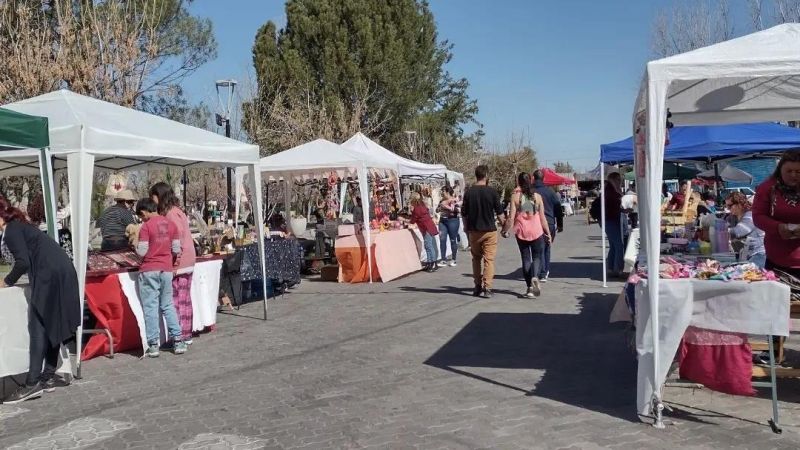 Festival musical con venta de comidas en la feria de artesanos de Rama Caída