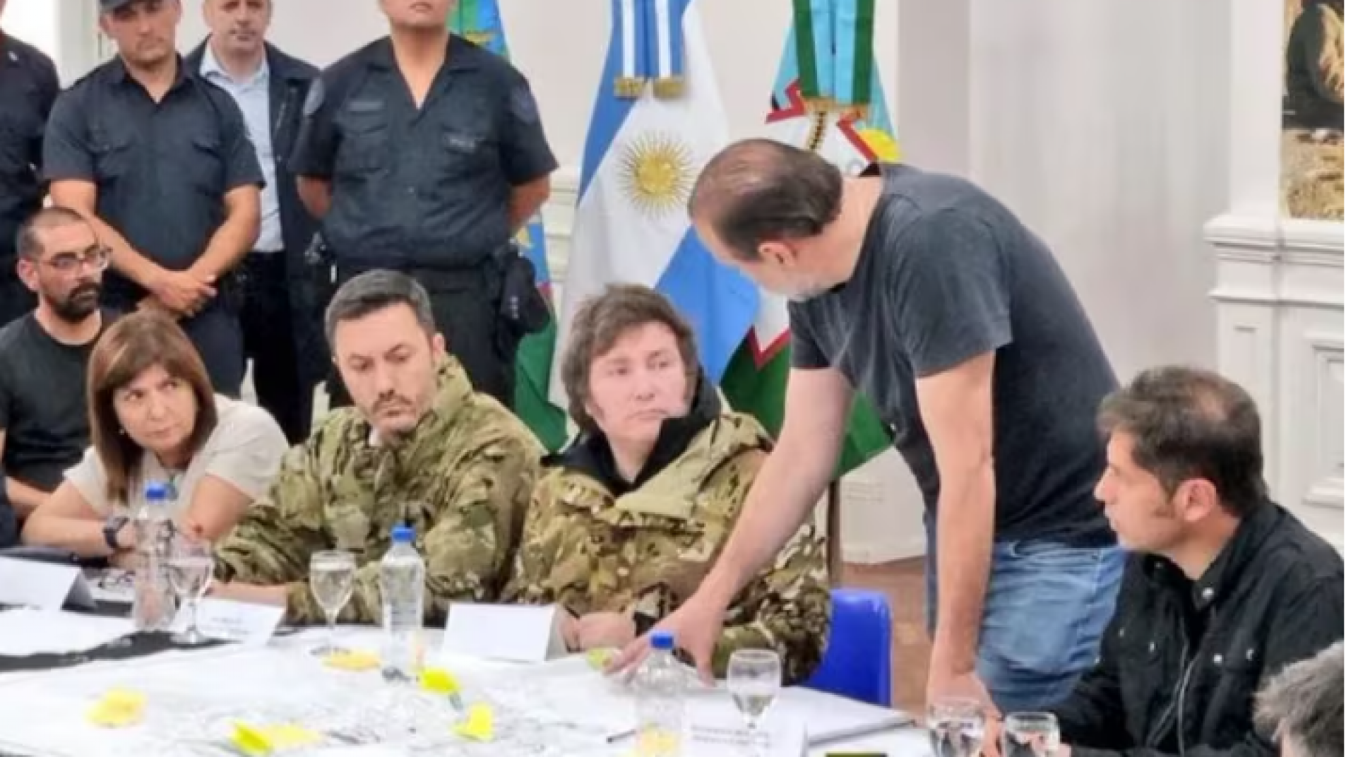 Con campera militar Milei recorrió Bahía Blanca y se reunió con Kicillof