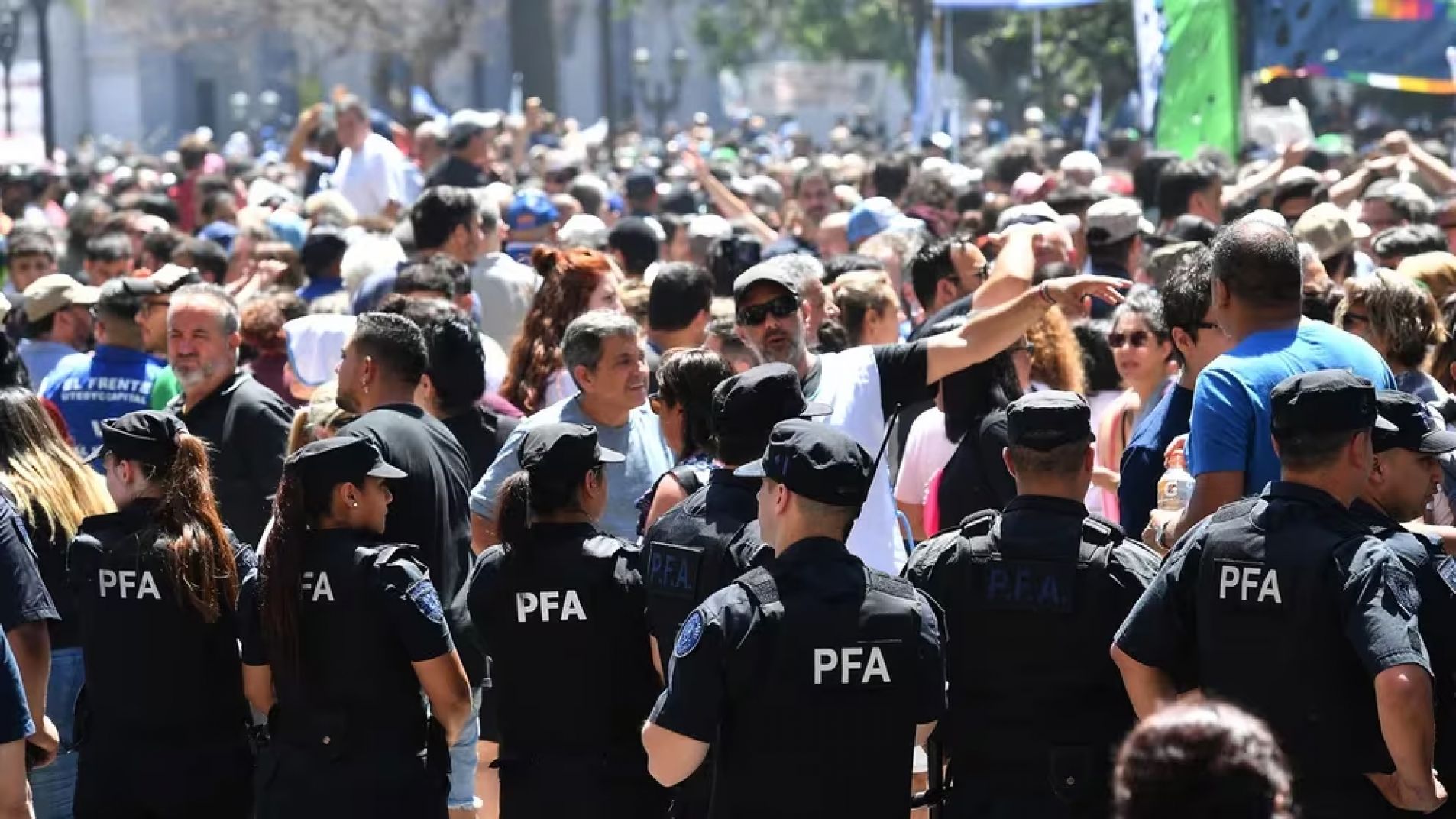 Lugares públicos: Si se reunen más de tres personas deberán pedir permiso