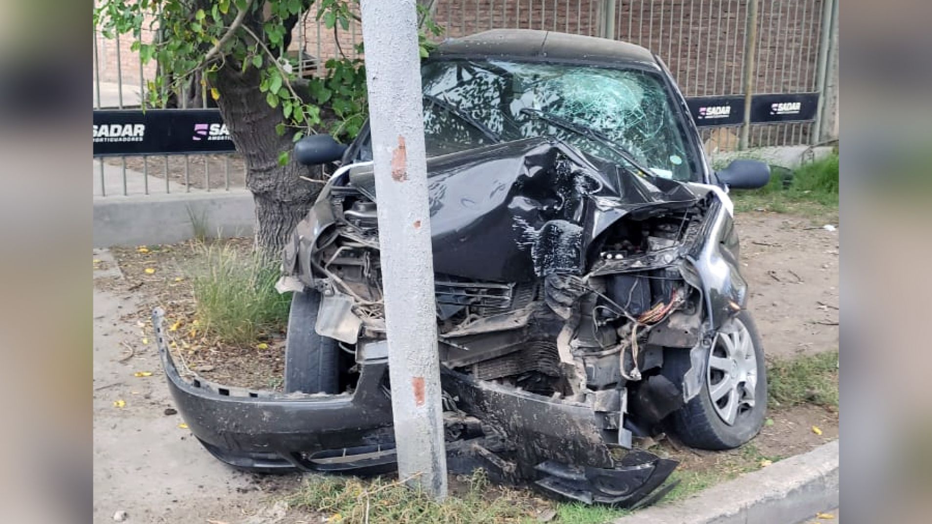 En este Renault que el 6 de enero colisionó contra un poste en avenida Mitre al 3000 falleció Adolfo Javier Puita.