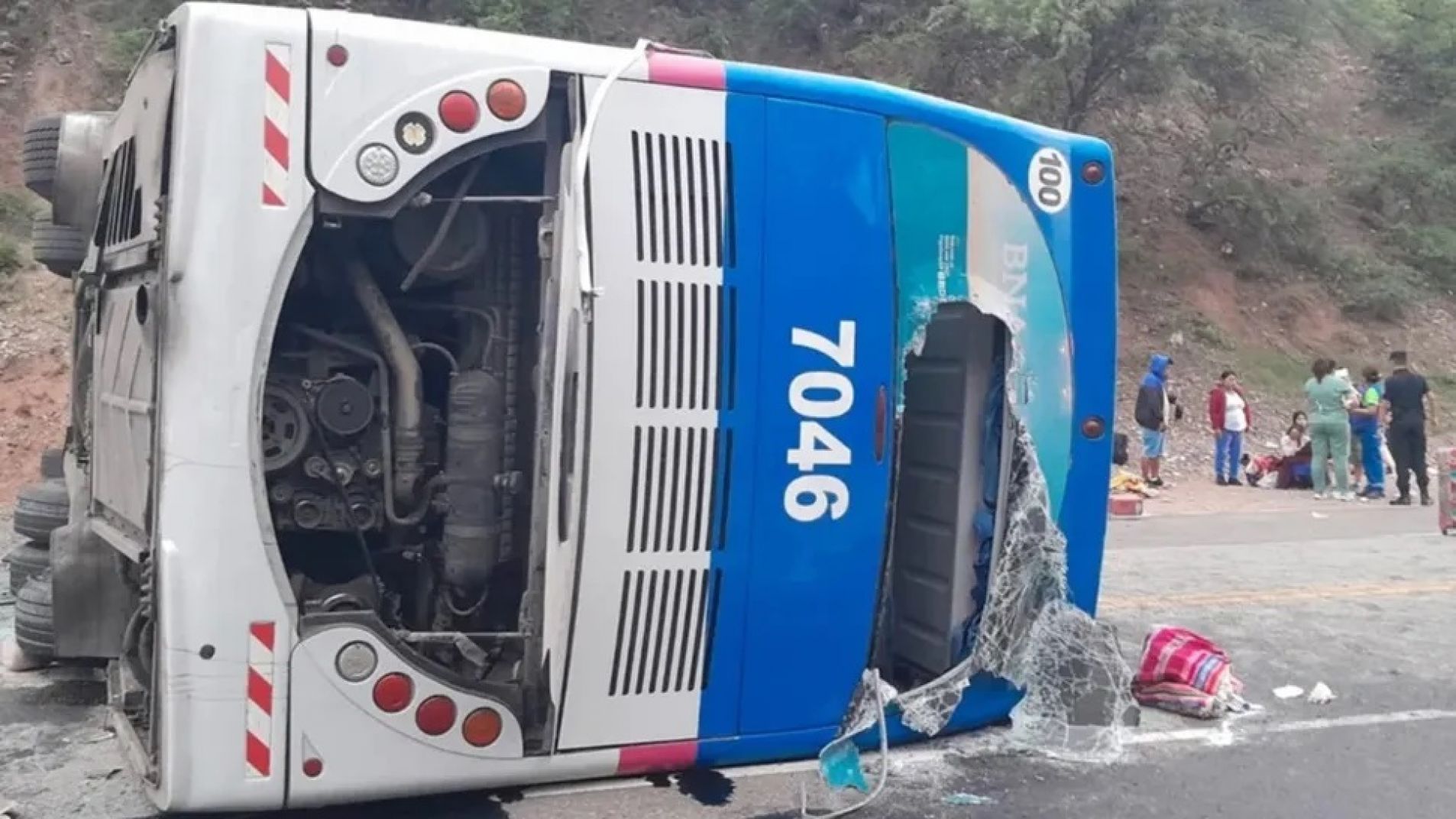 Un micro que venía a Mendoza chocó con un camión: hay 3 muertos