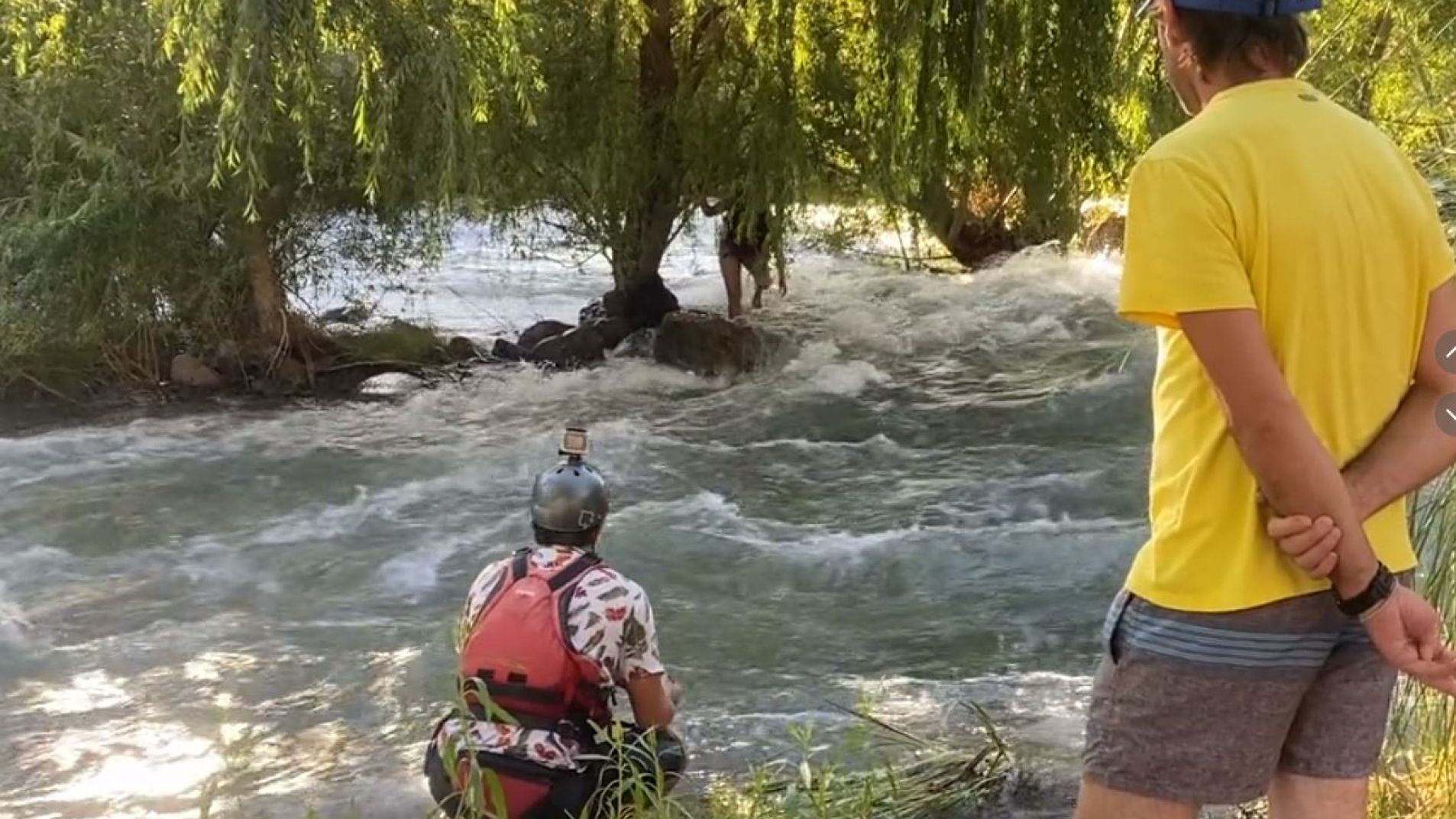 VIDEO Se viralizan las imágenes del rescate a una turista en Río Atuel