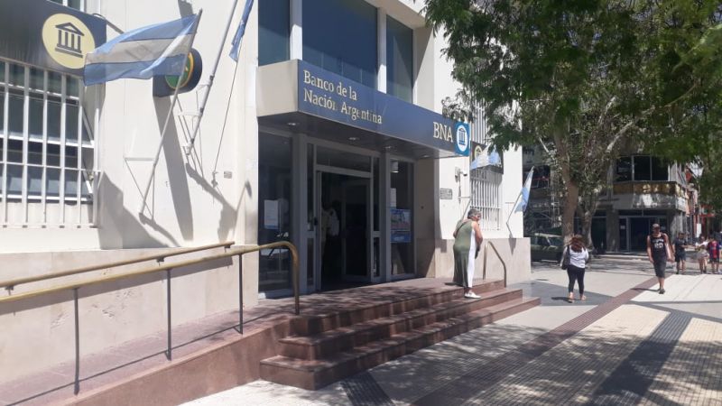 Alertan que cada vez más personas se atrasan en el pago de tarjetas y préstamos