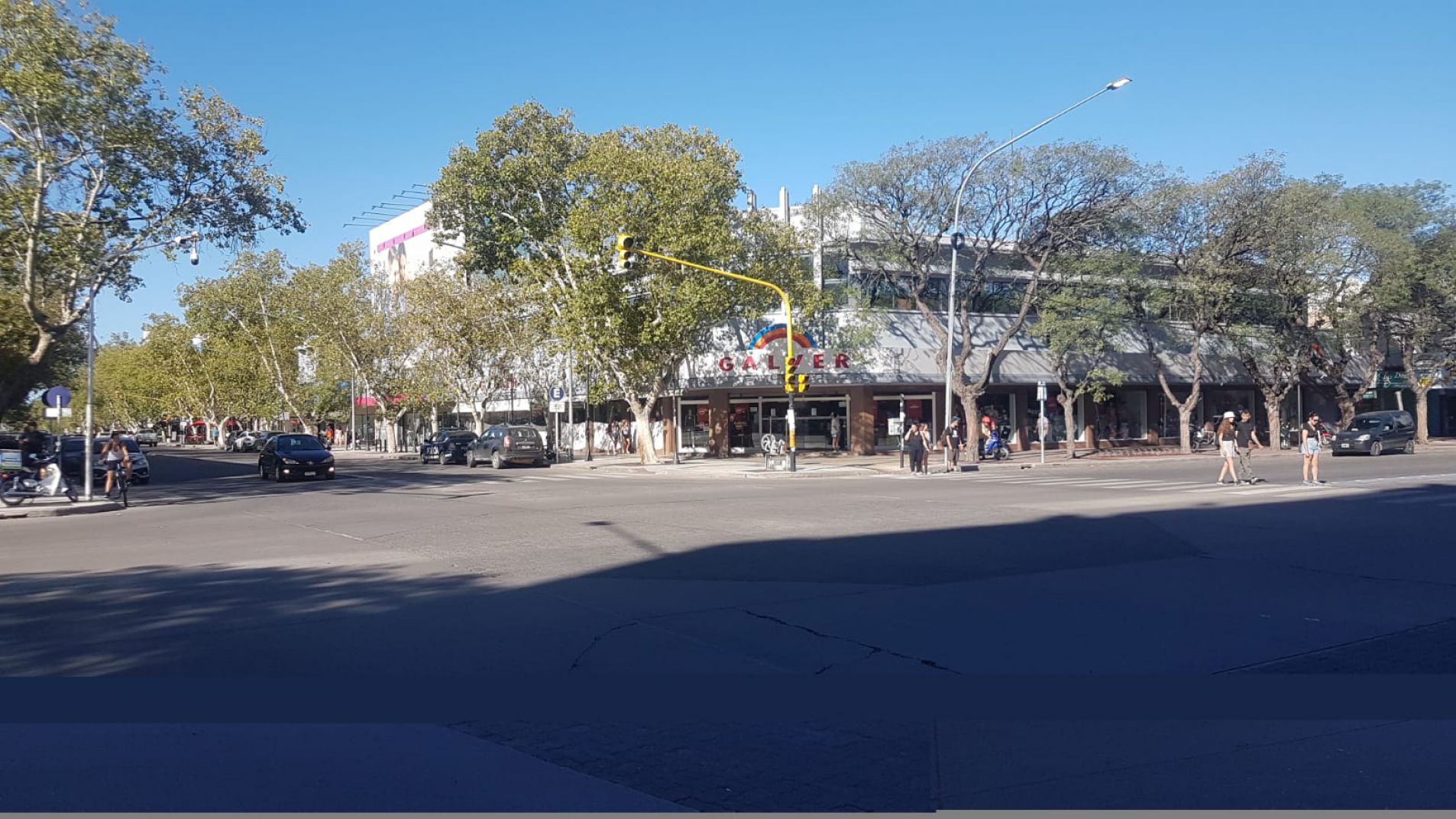 Los comercios del centro funcionaron normalmente pero la gente le escapó al calor.