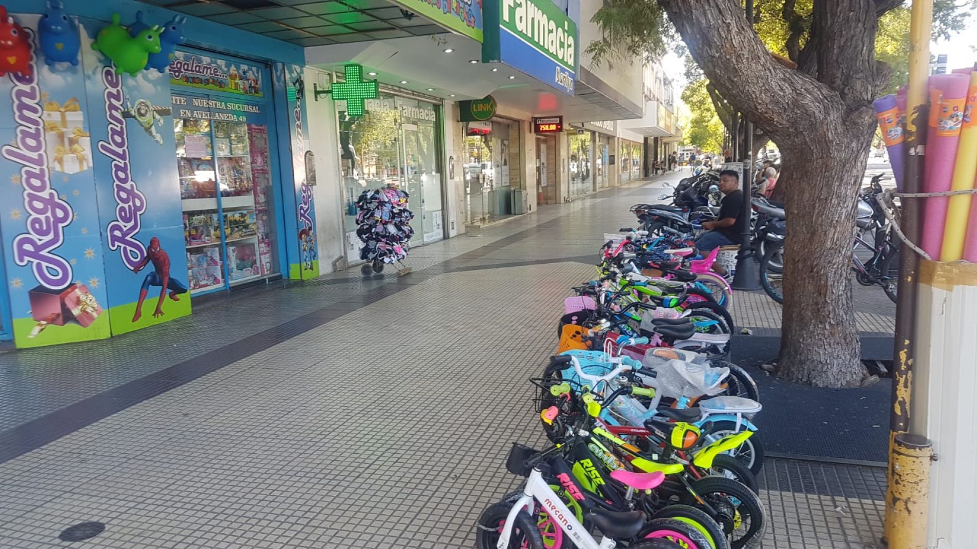 Como es habitual, se hizo un sondeo para saber cómo funcionará el comercio en el feriado (foto archivo).