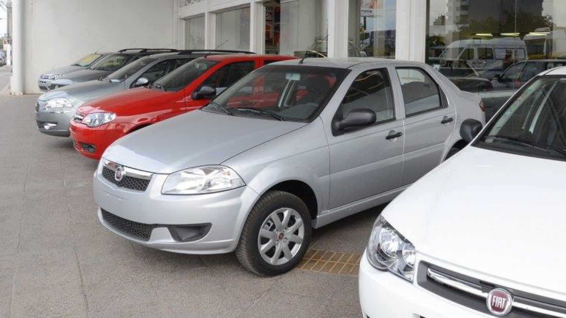 Inscribir autos nuevos o transferir usados es desde hace décadas un negocio para pocos.