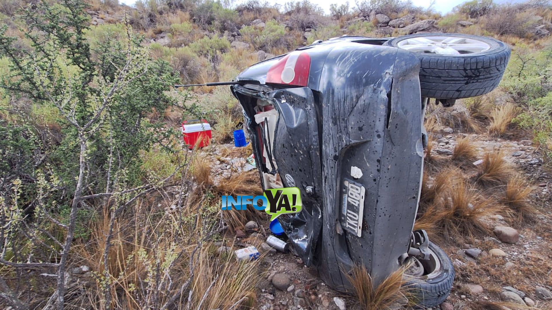 Así quedó el VW Fox que desbarrancó: conductor y su pareja lesionados