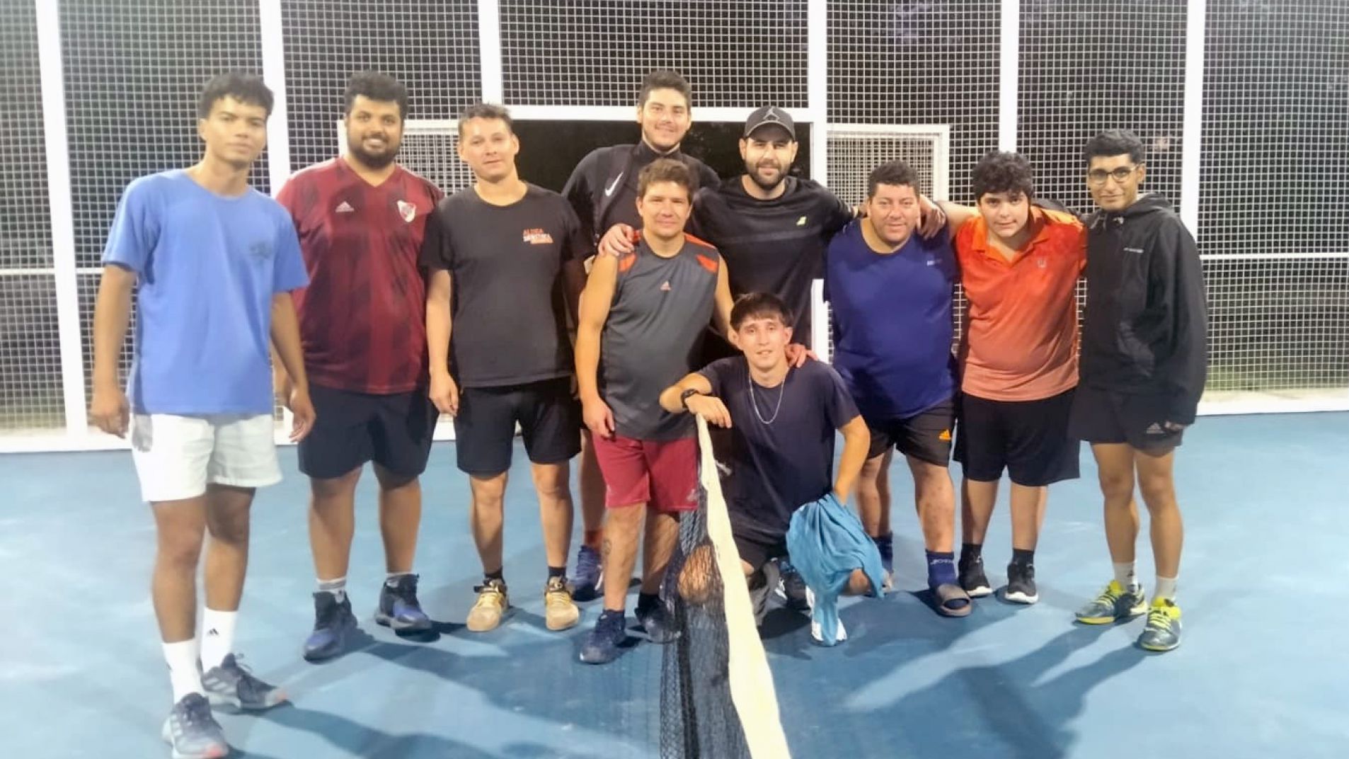 Jugaron al pádel dos noches ininterrumpidas con un fin solidario