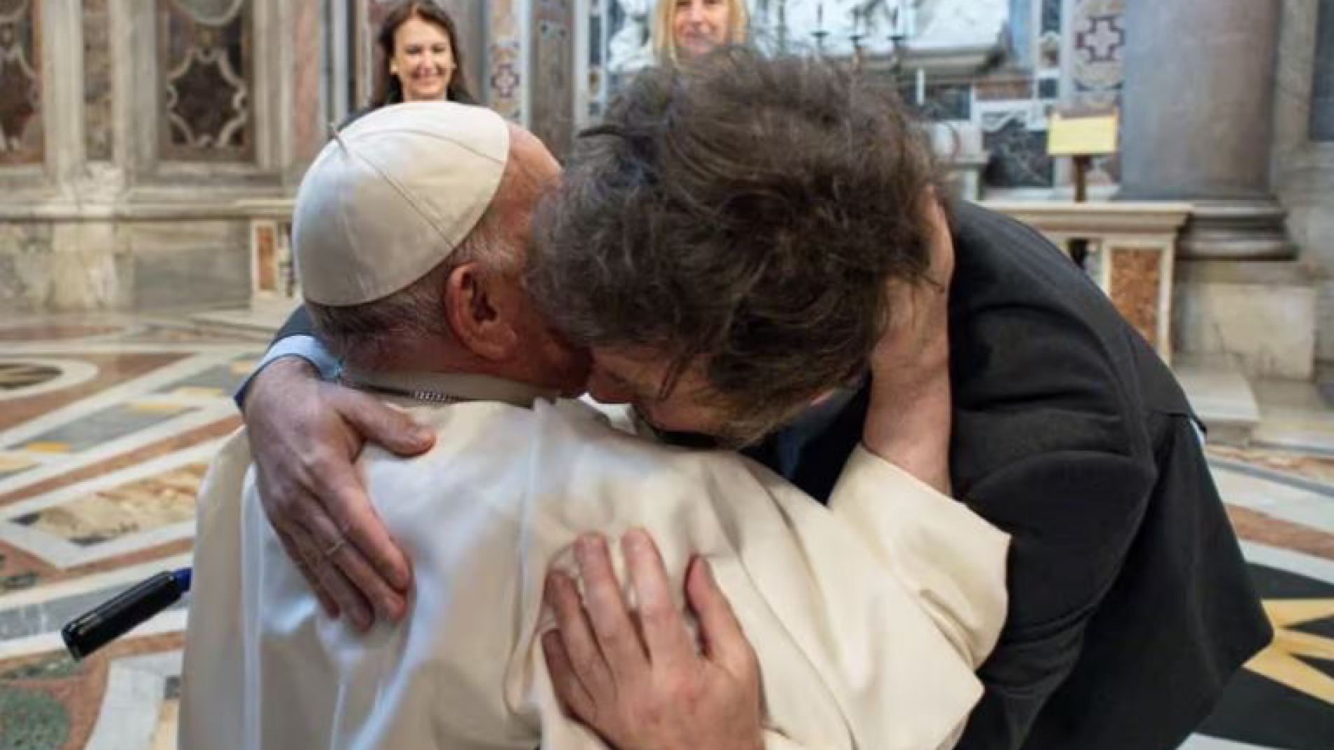 Fotos y video: Javier Milei se abrazó con el Papa Francisco