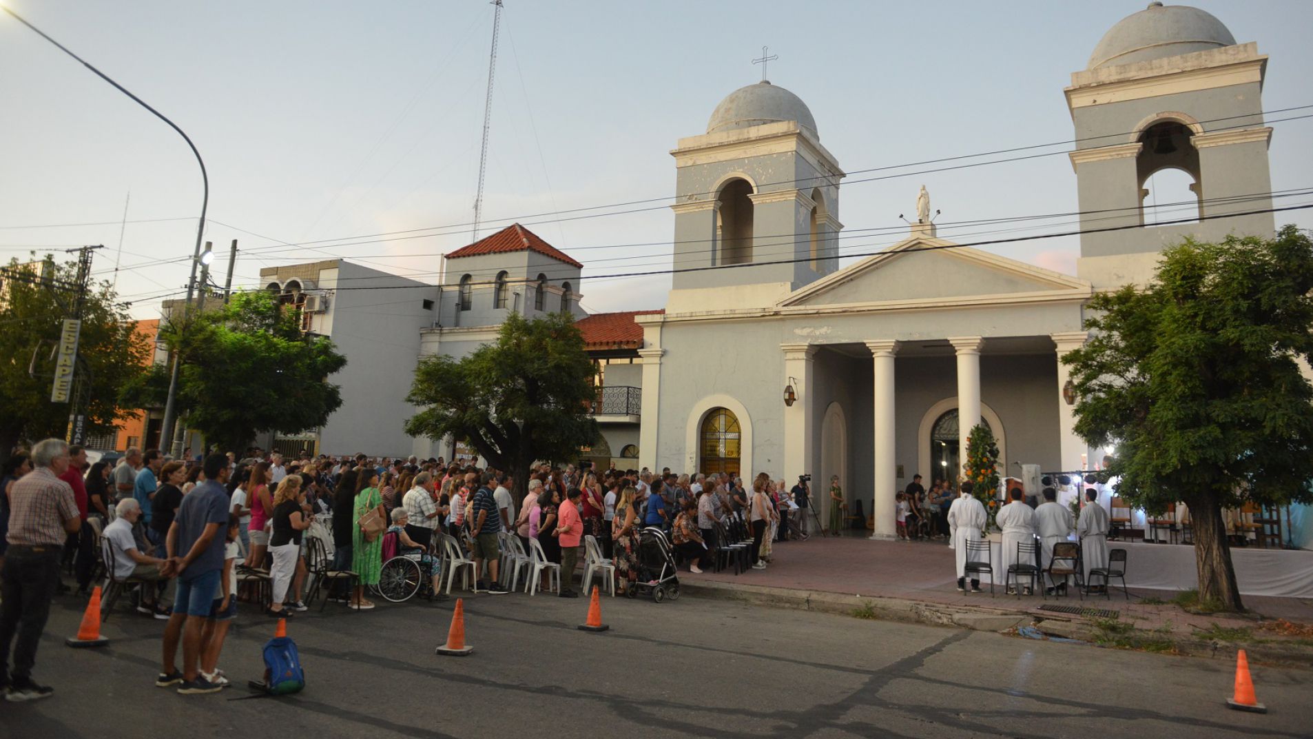La misa se celebró frente a la parroquia de Lourdes.