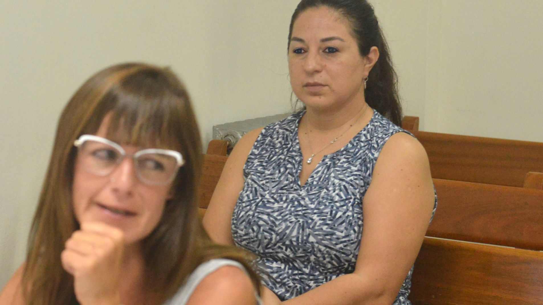 Nadia Verdugo junto con su abogada defensora.