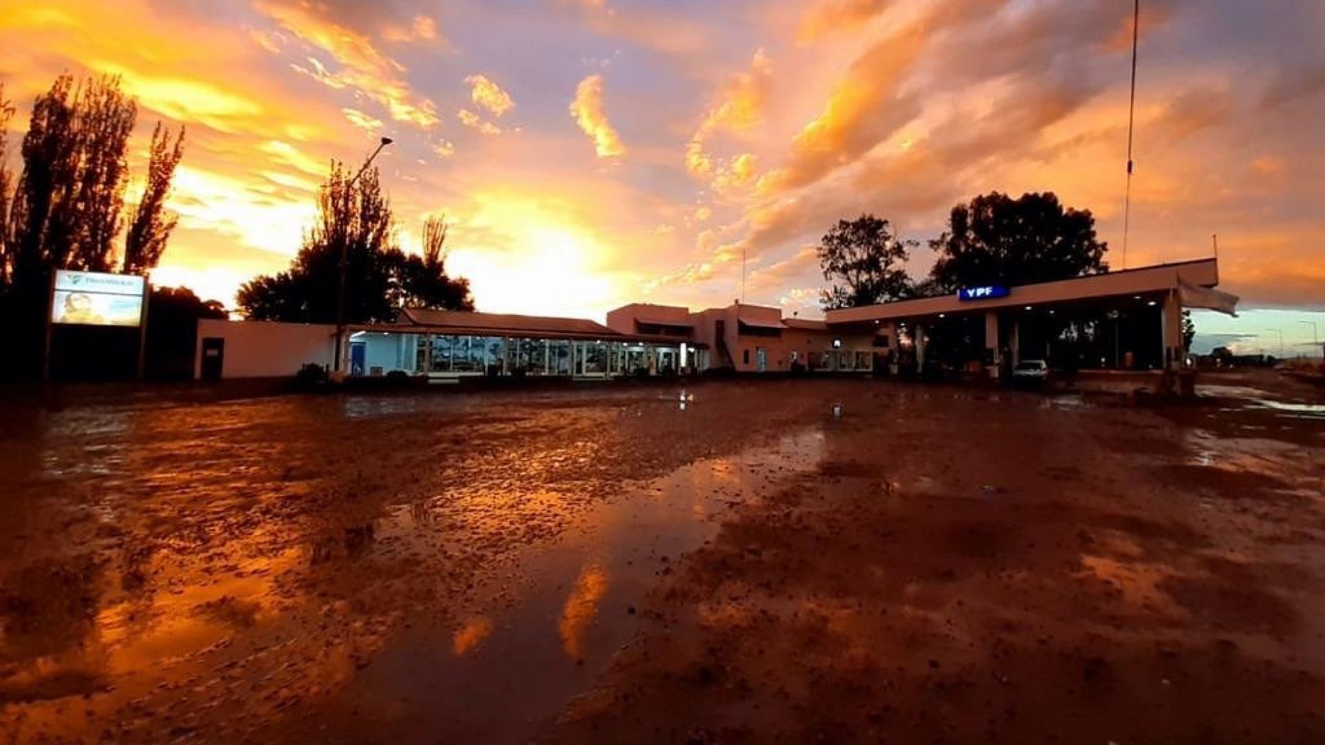 Robaron inodoros, cables y dejaron sin energía una ex estación de servicios