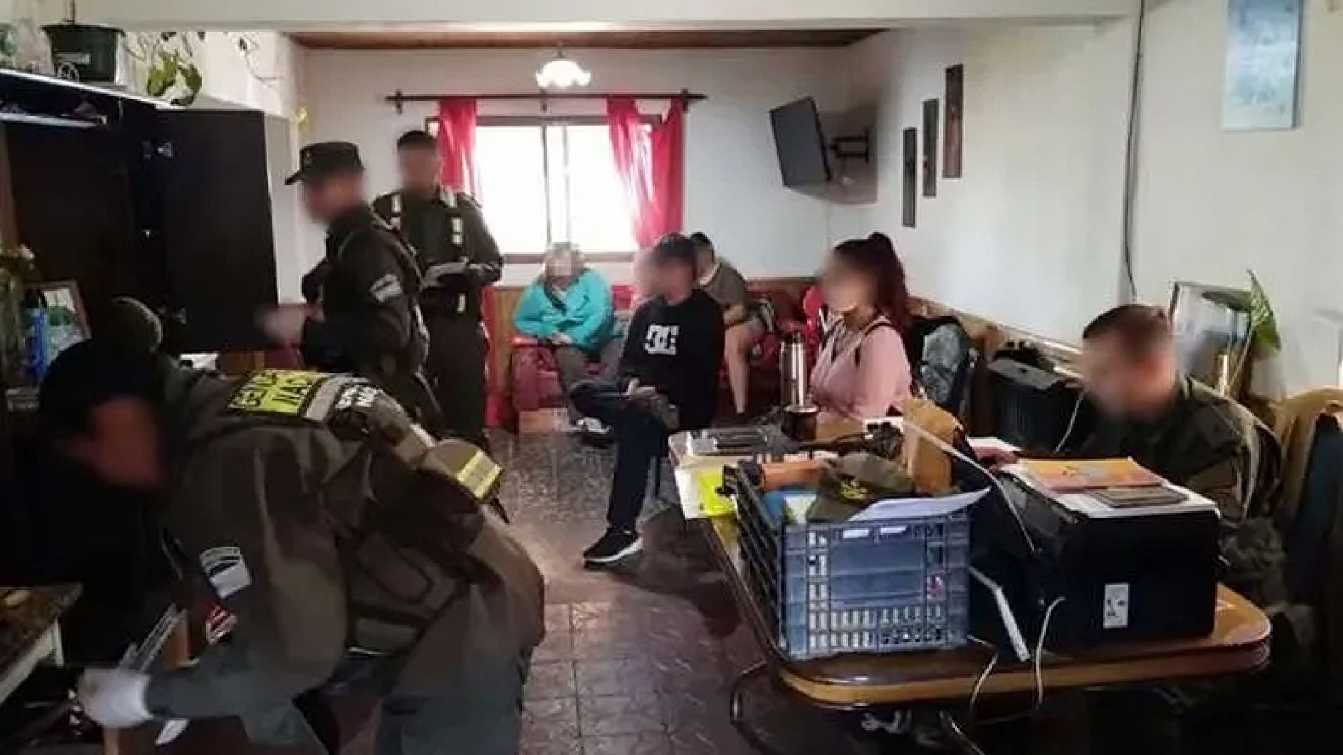 El momento en que Gendarmería allanó la casa de uno de los acusados.