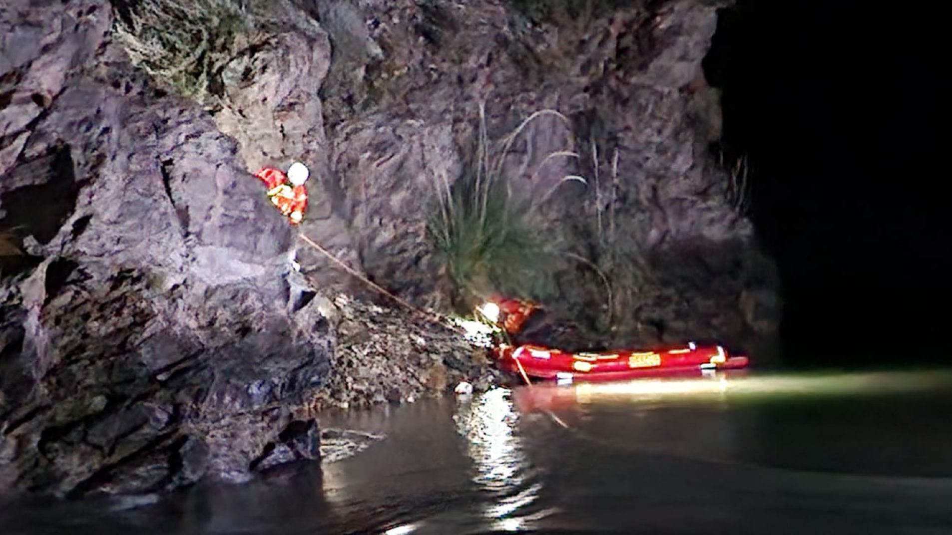 Con un bote de los Bomberos Voluntarios de Salto de las Rosas rescataron a los turistas.
