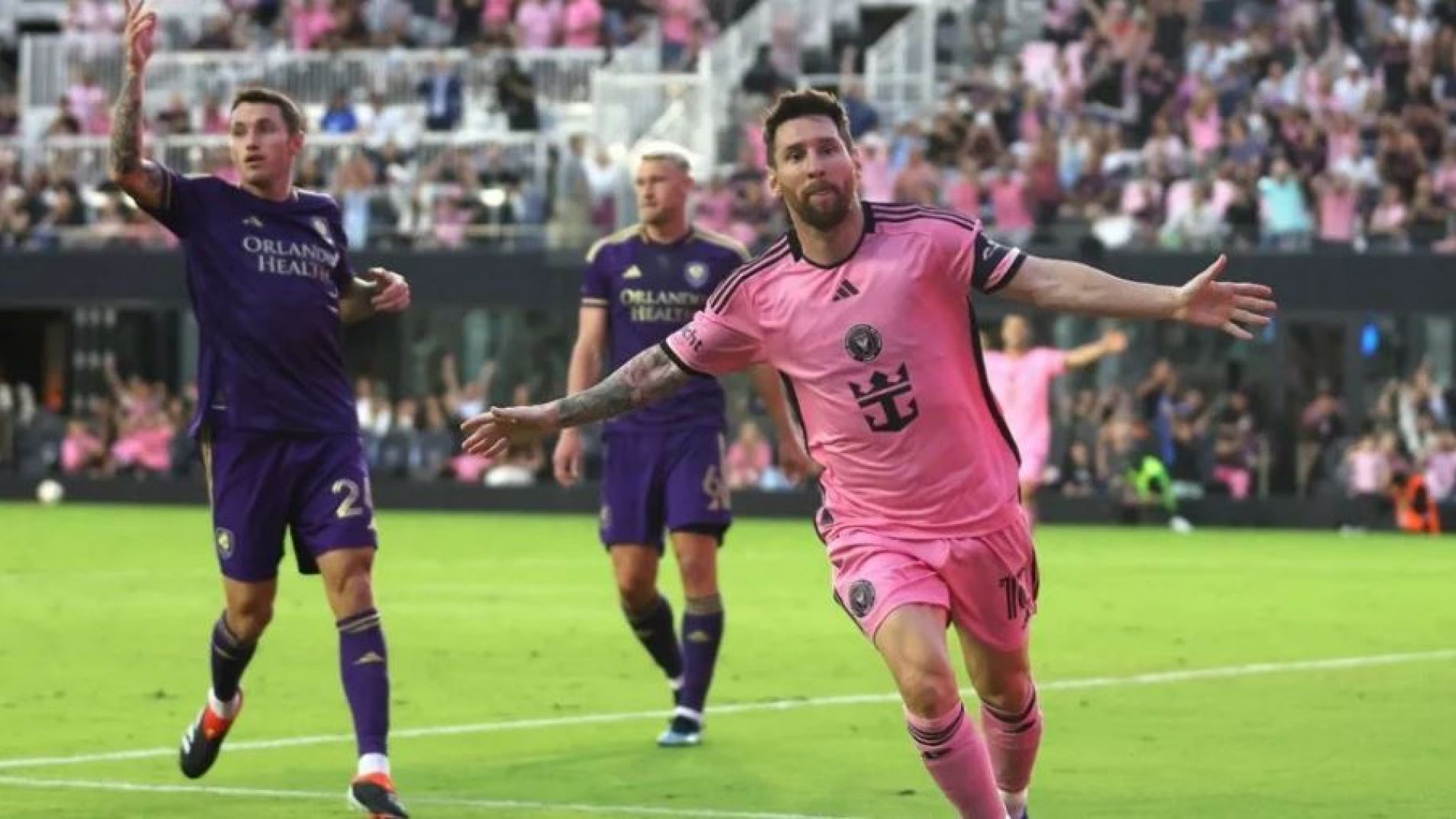 Videos: El pechito y el cabezazo de Messi en la goleada del Inter Miami