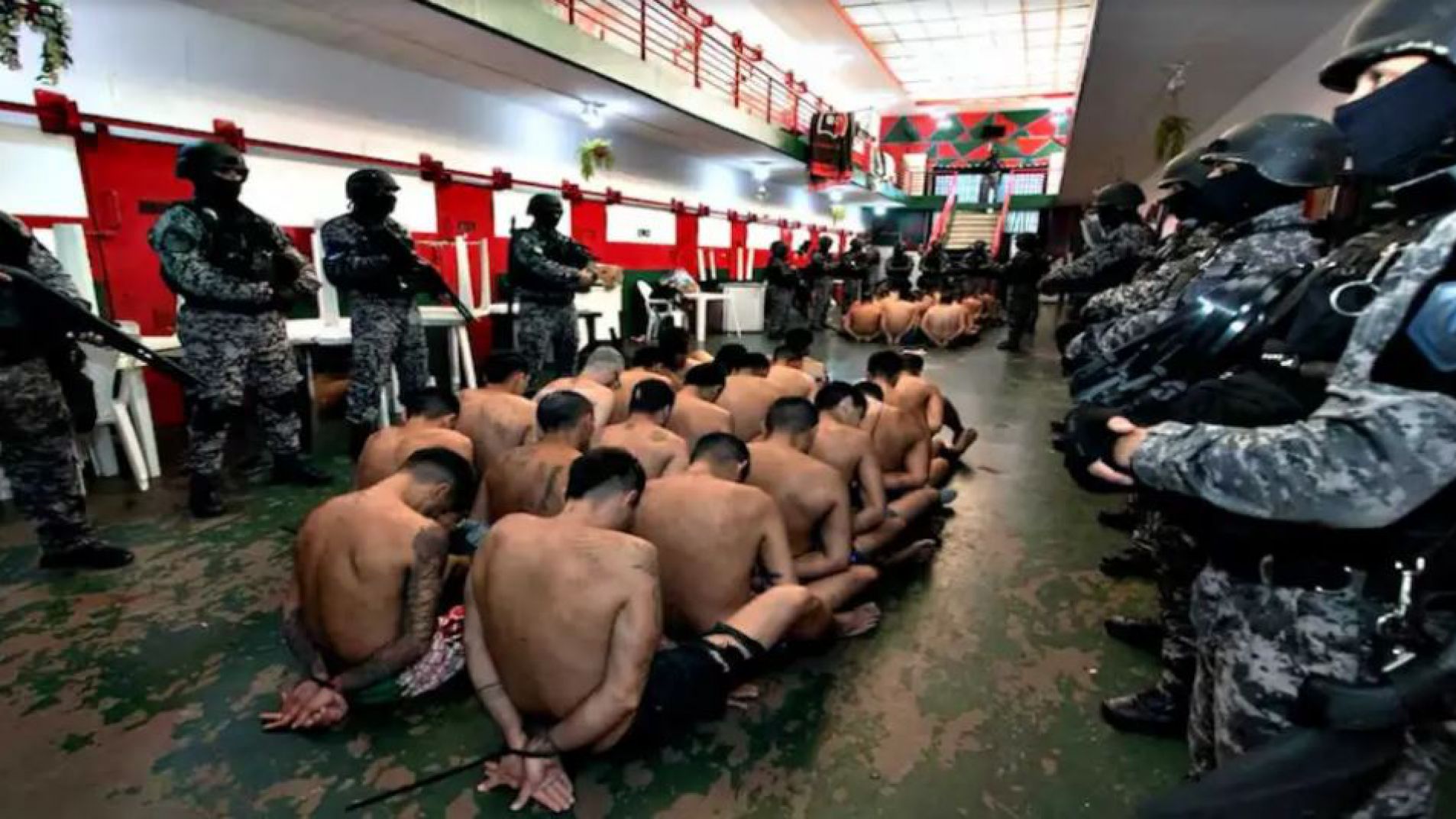 La requisa a lo Bukele se hizo en el Penal de Piñero de Santa Fe.