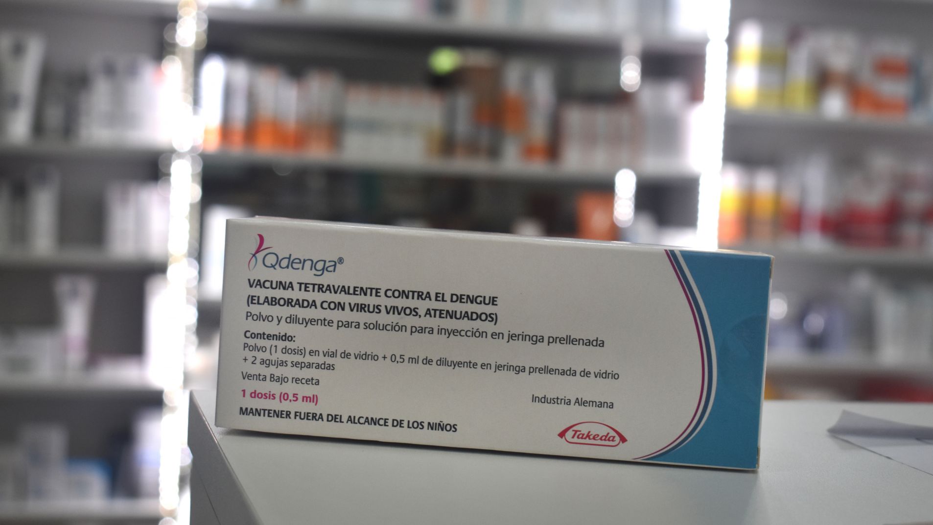 La vacuna se denominada comercialmente "Qdenga" y es elaborada por el laboratorio Takeda.