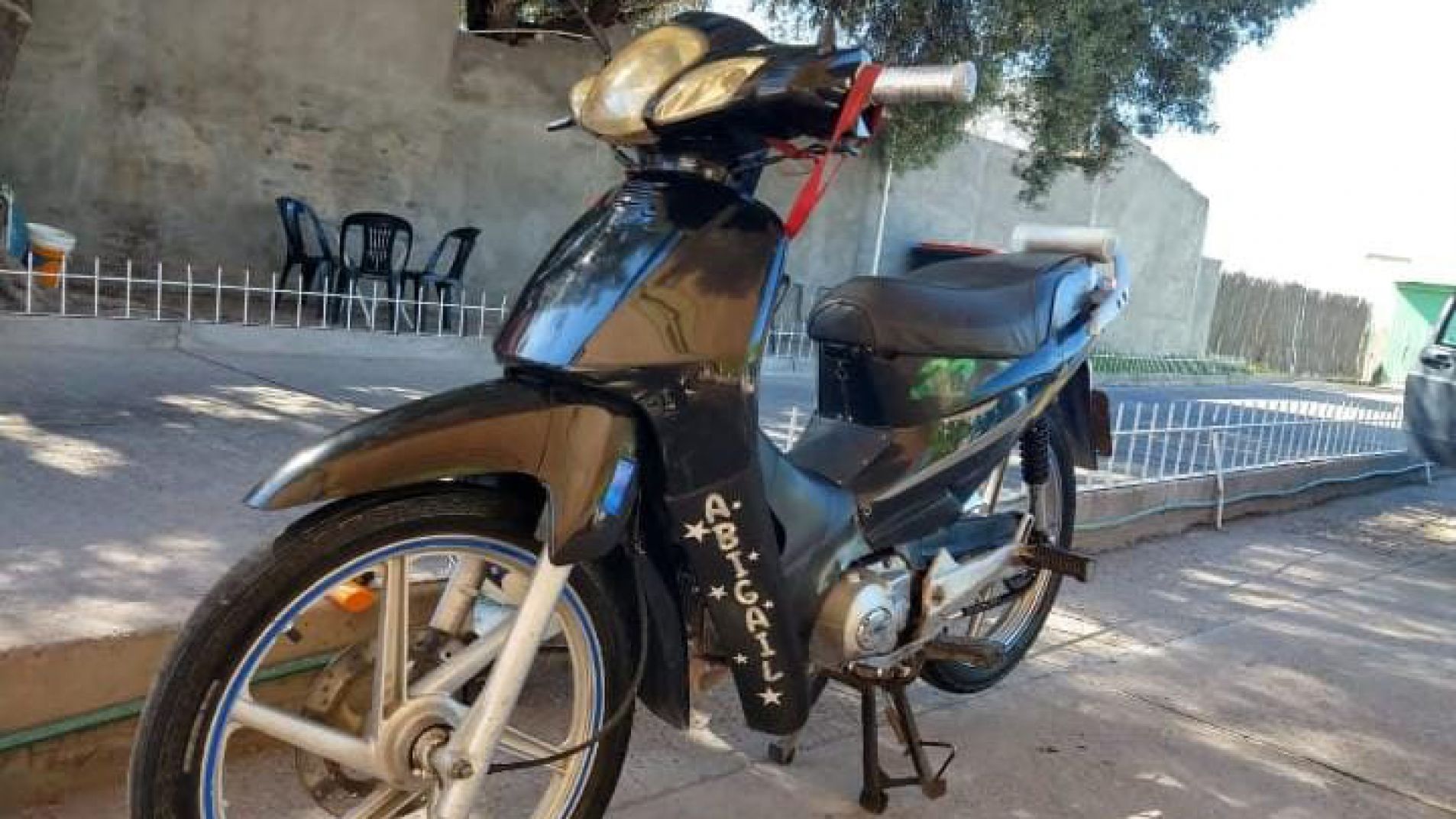 Dejó estacionada su moto con candado y se la robaron