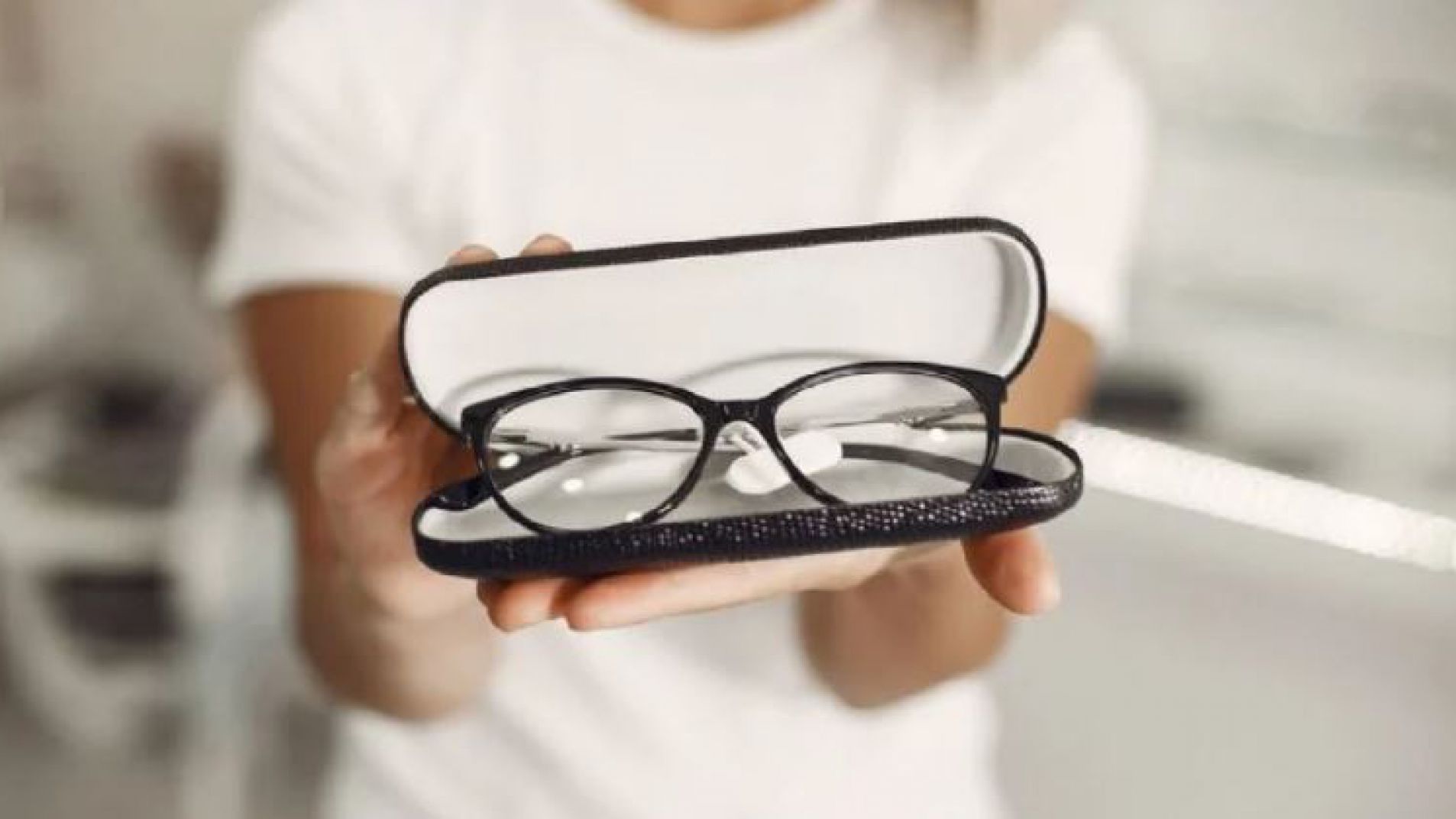 Los anteojos son un elemento necesario para la salud visual de muchas personas (foto ilustrativa).