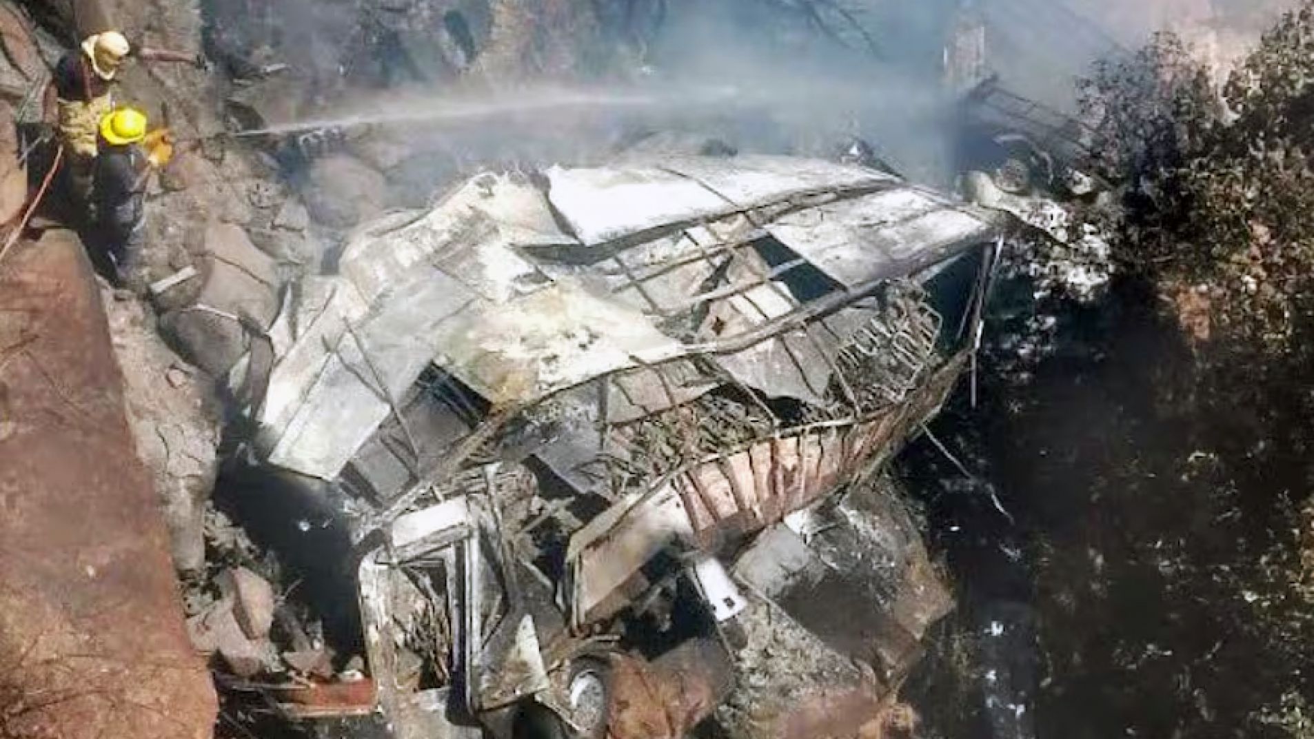 Video: 45 muertos en Sudáfrica por la caída de un colectivo desde un puente