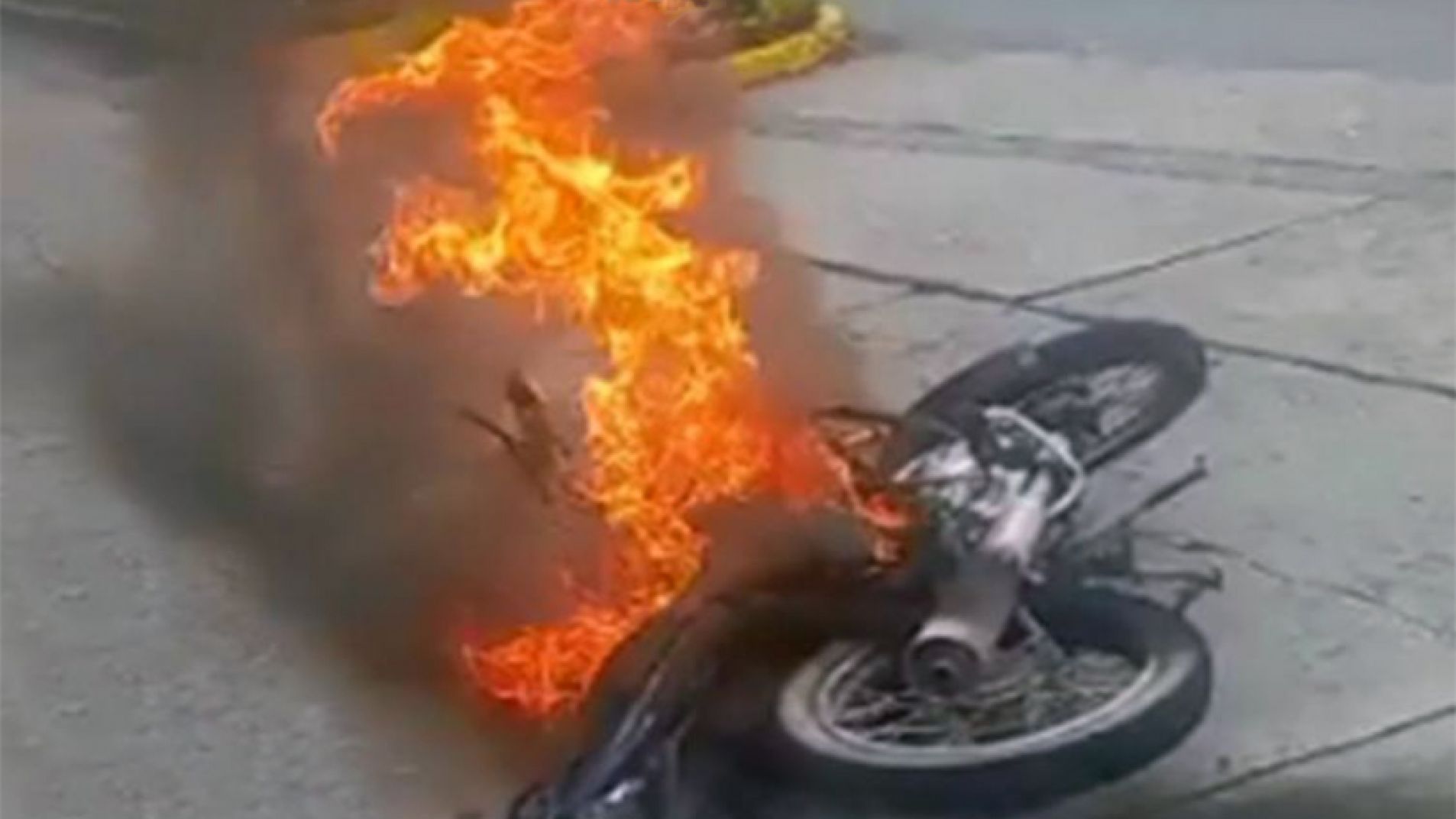 Circulaba en moto cuando comenzó a incendiarse: sufrió graves quemaduras