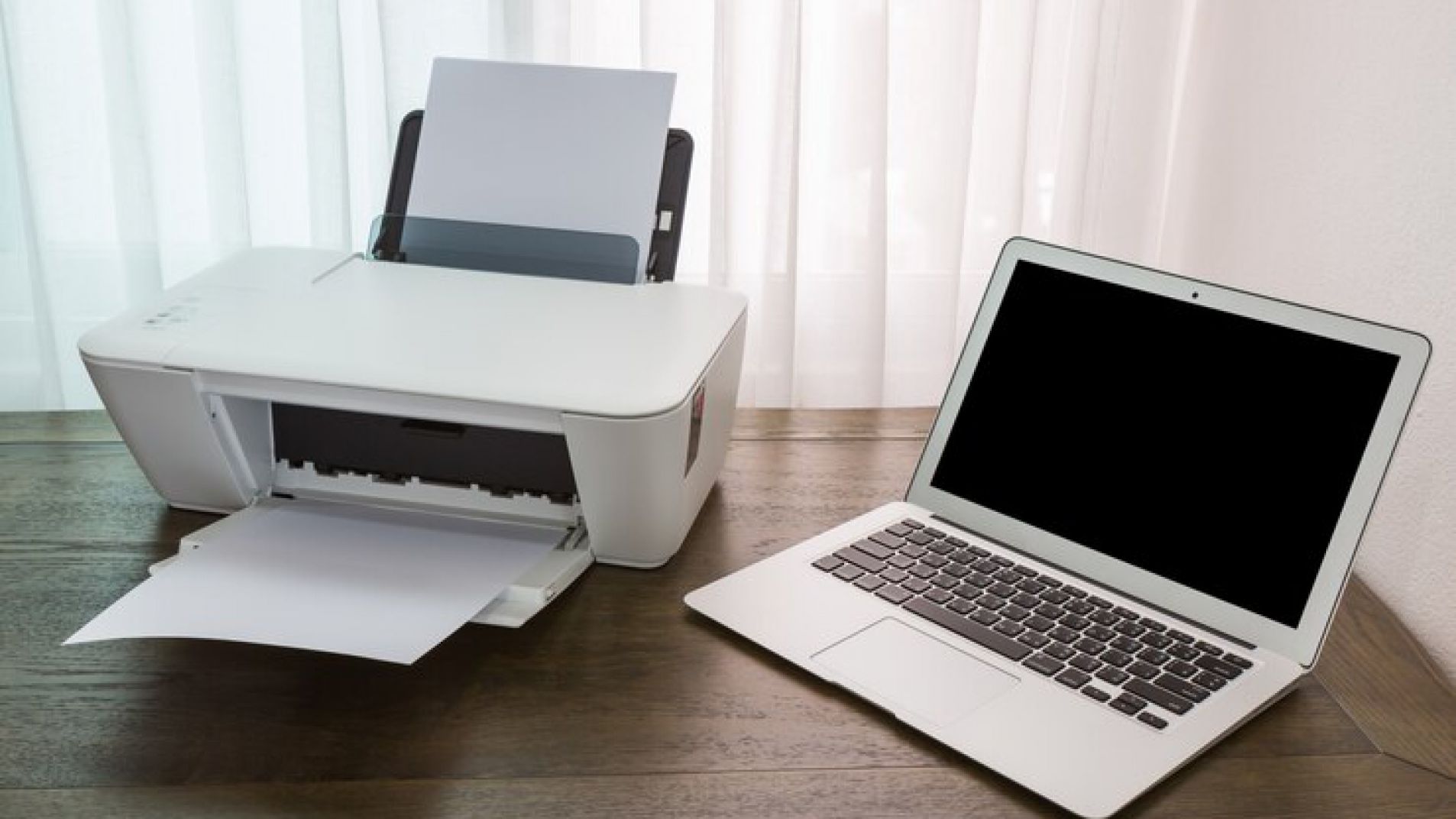 Las computadoras y las impresoras son elementos de trabajo esenciales (foto ilustrativa).