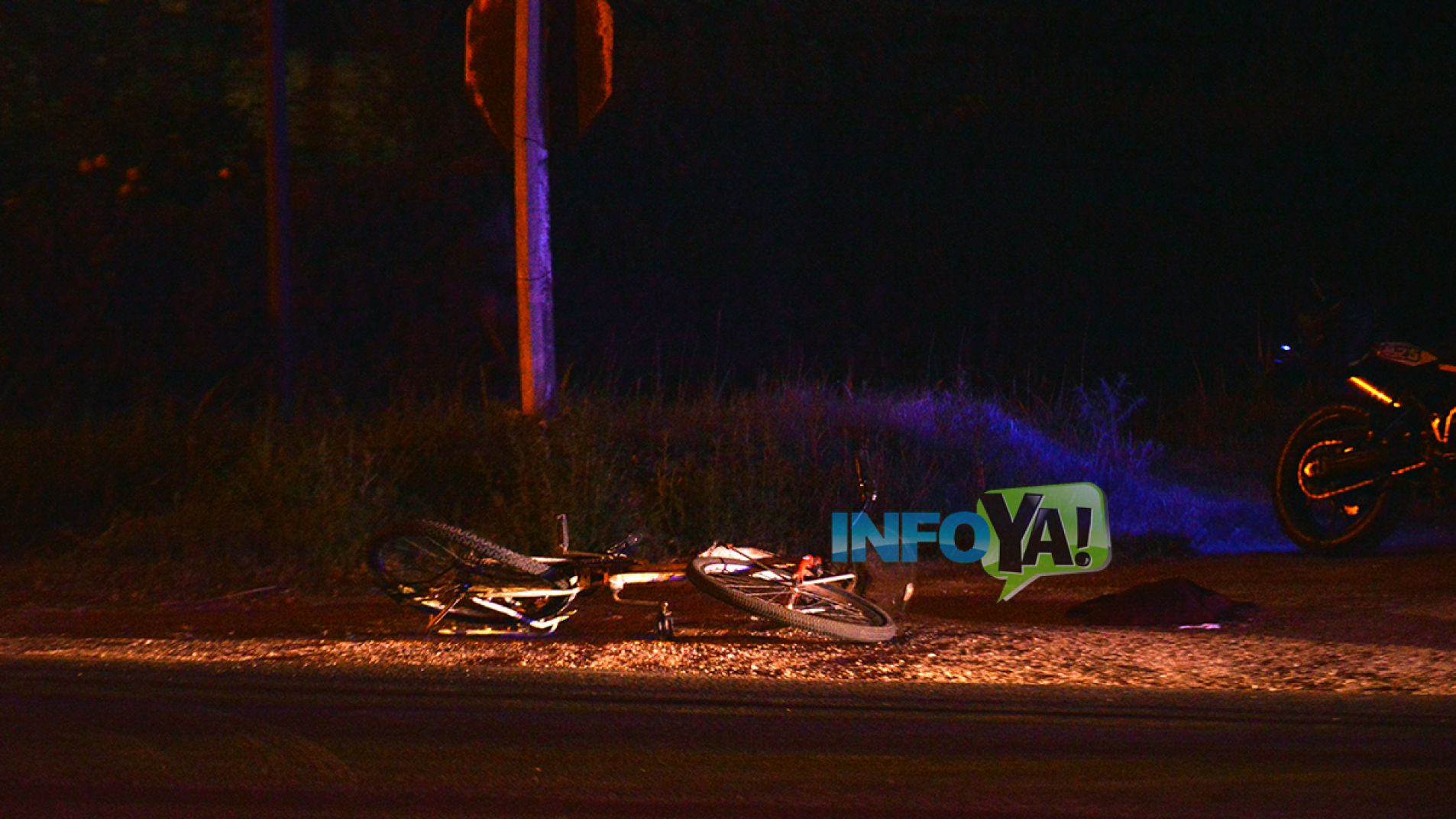 La bicicleta quedó tendida al costado de avenida Alberdi.