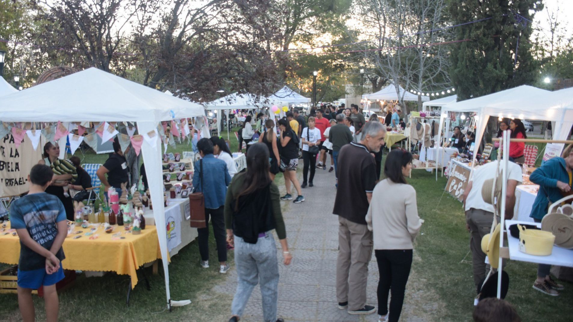 Festejan el Día del Artesano en plaza Francia