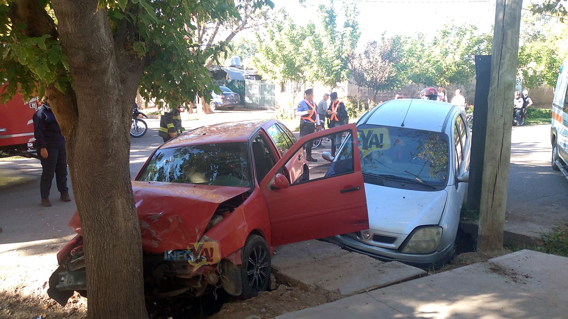 Chocaron 2 autos y terminaron en la acequia: un conductor quedó atrapado