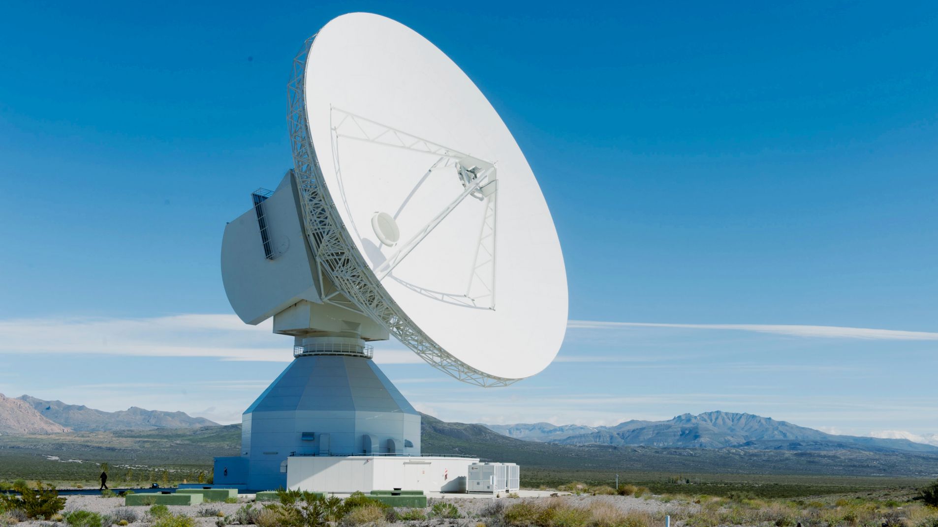 La antena espacial de la ESA se encuentra en el camino de ingreso a la Laguna Llancanelo.
