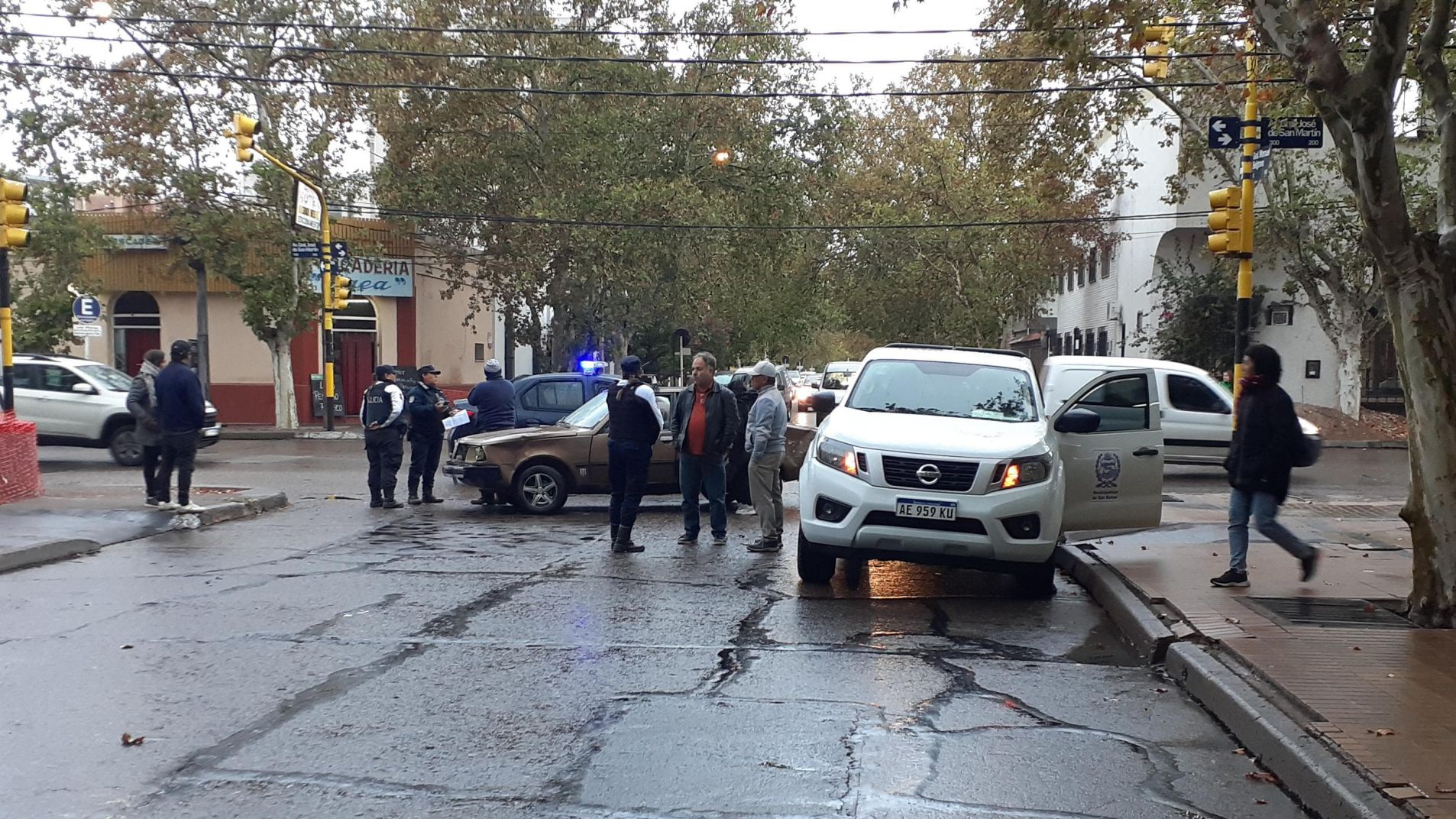 Chocaron en la esquina con semáforos de avenida San Martín y Belgrano