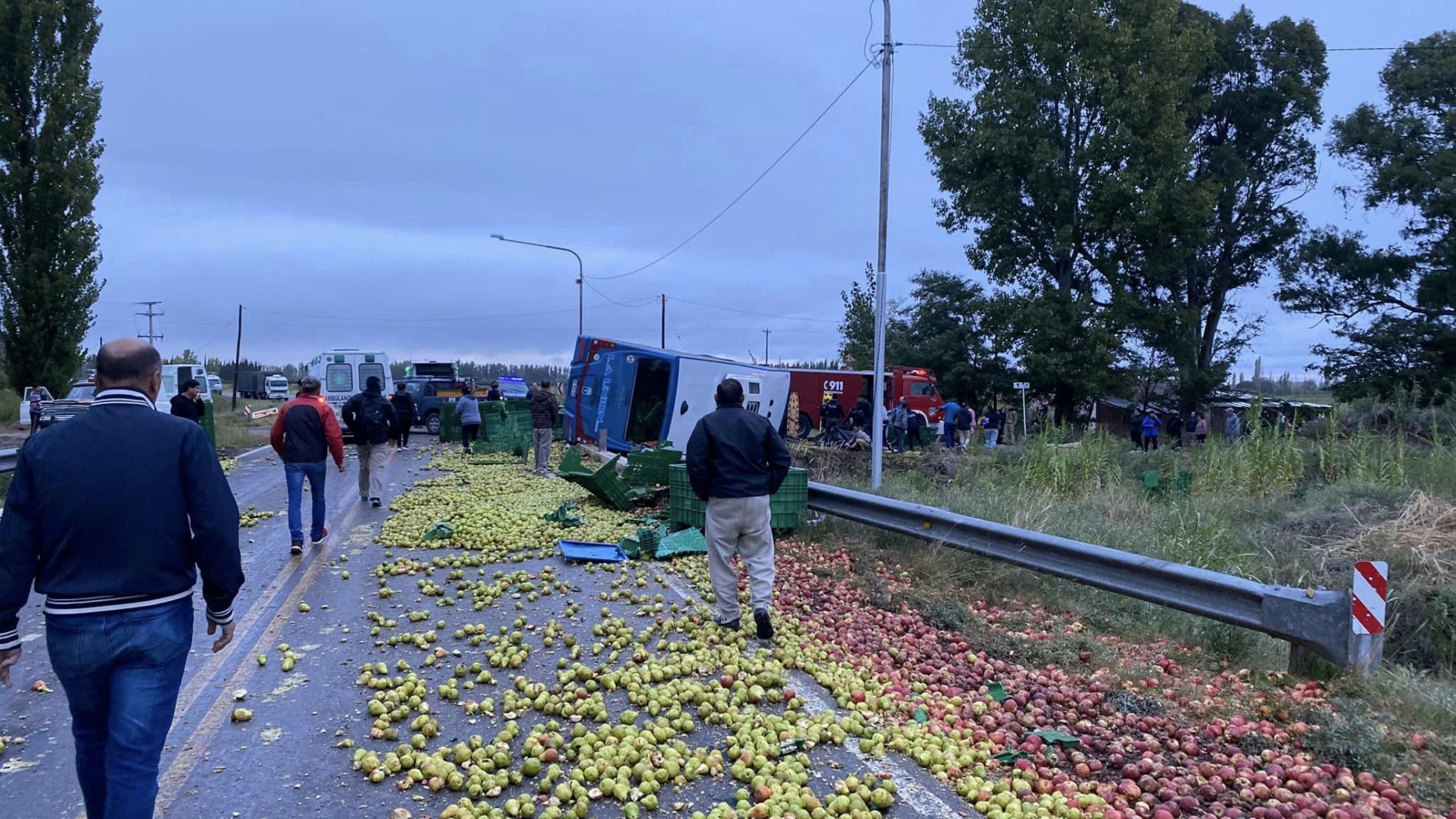 Choque entre un camión, una camioneta y un colectivo que terminó volcado