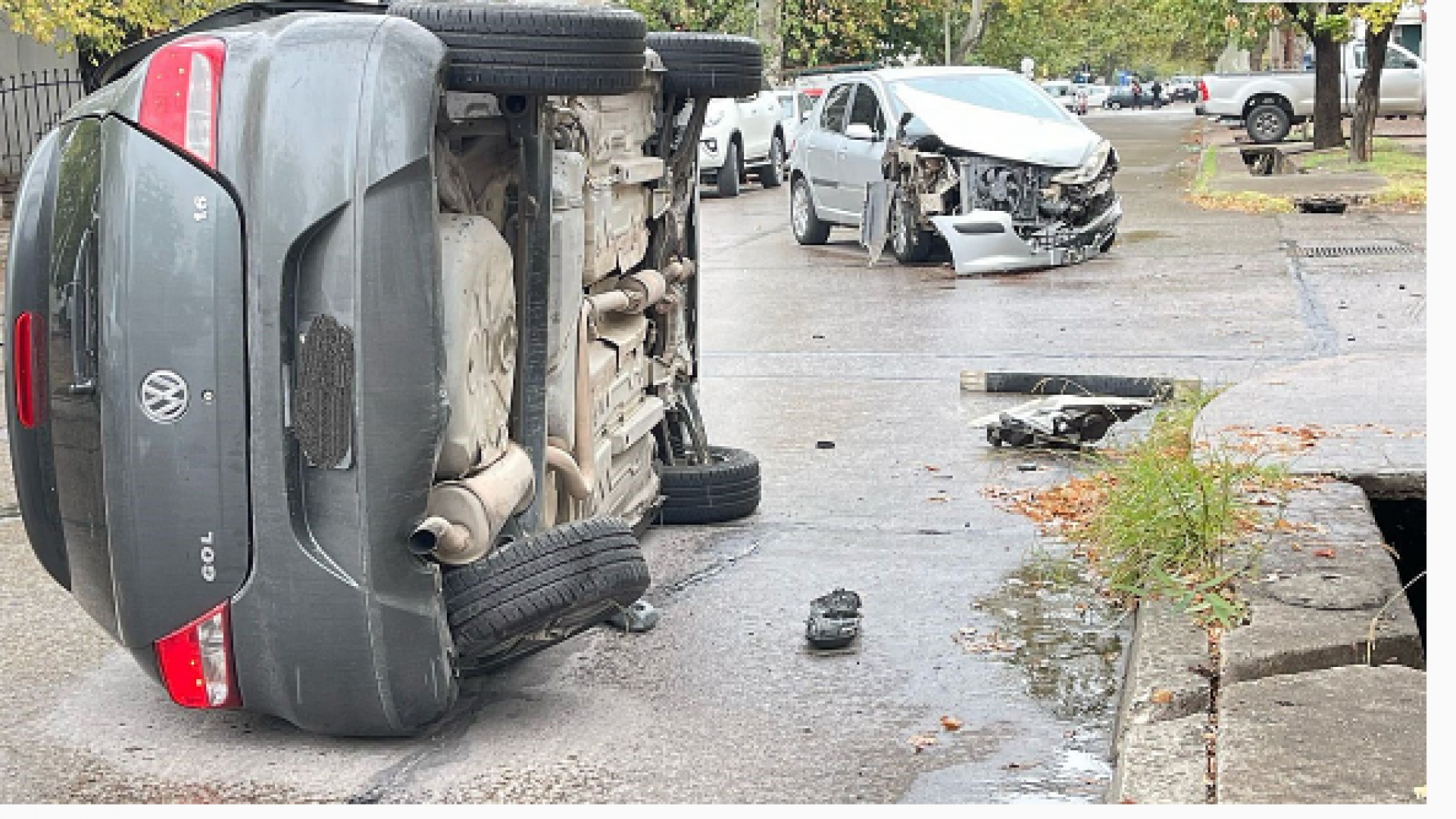 Choque y vuelco en la esquina de Saavedra y Chile