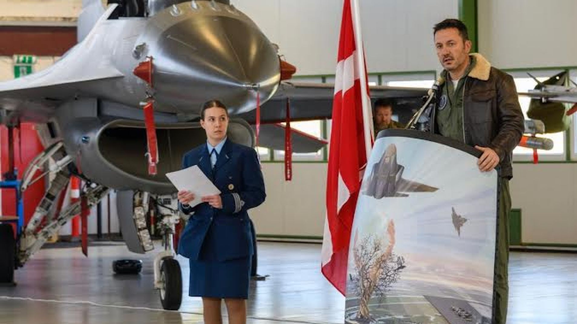 Luis Petri en Dinamarca en la presentación de los cazabombarderos adquiridos.